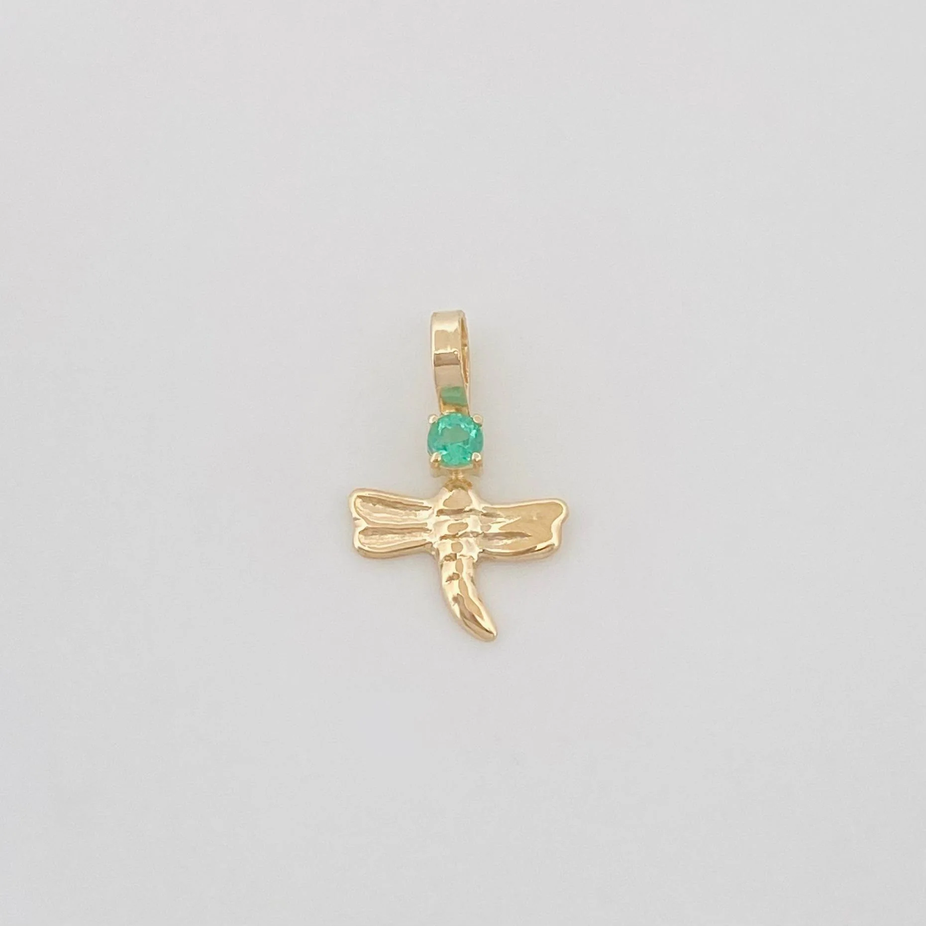 Dije Libelula Esmeraldas 0.3Pts 0.25 g / 1.3 cm Oro Amarillo 18K