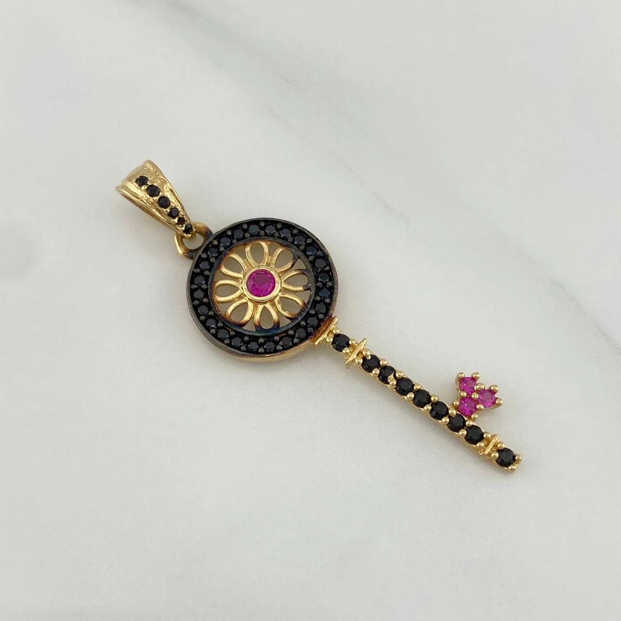 Dije Llave 2.45 g / 4 cm Dos Oros Negro Amarillo 18K - Image 3