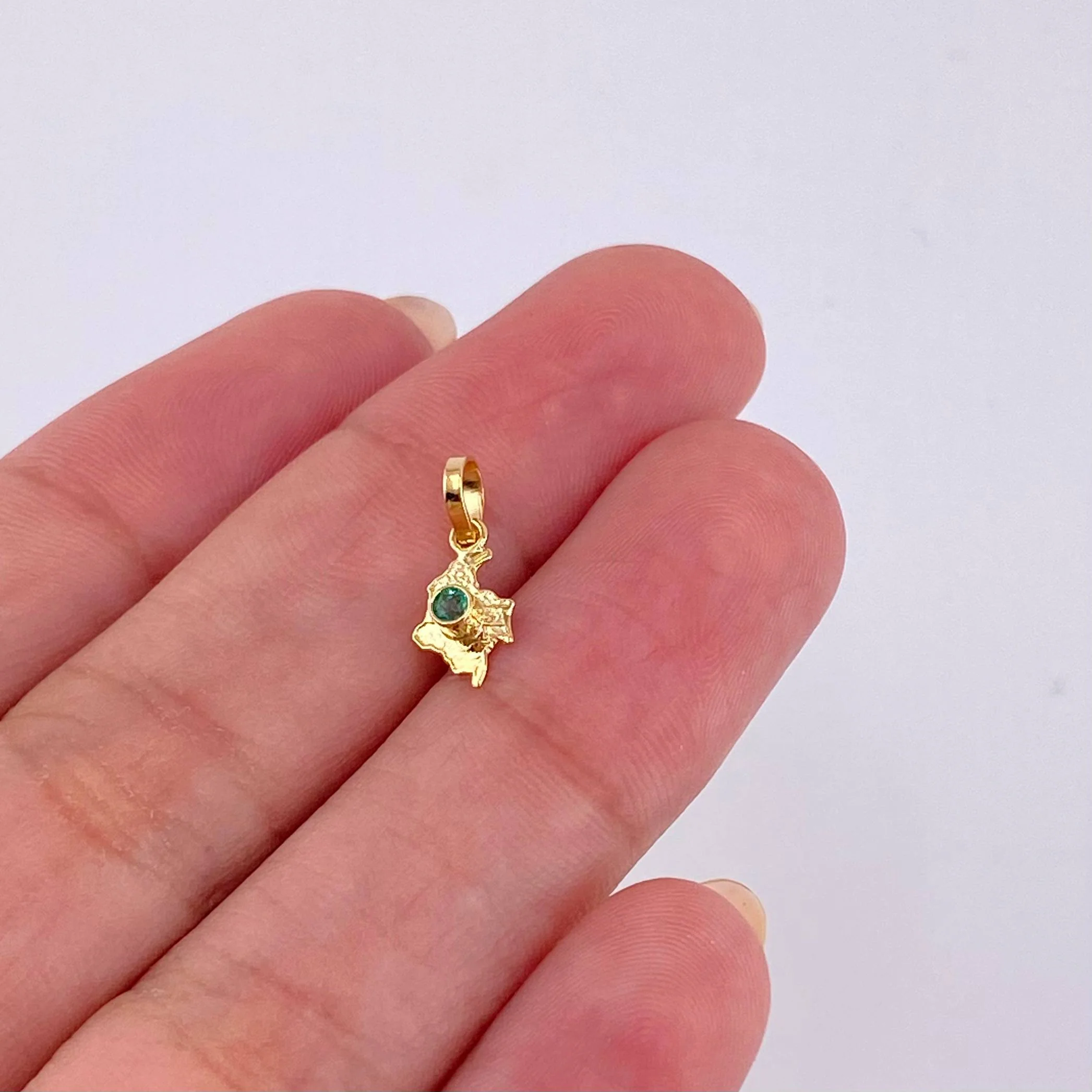 Dije Mapa Colombia Esmeralda 3Pts 0.25 g / 2.2 cm Oro Amarillo 18K - Image 3