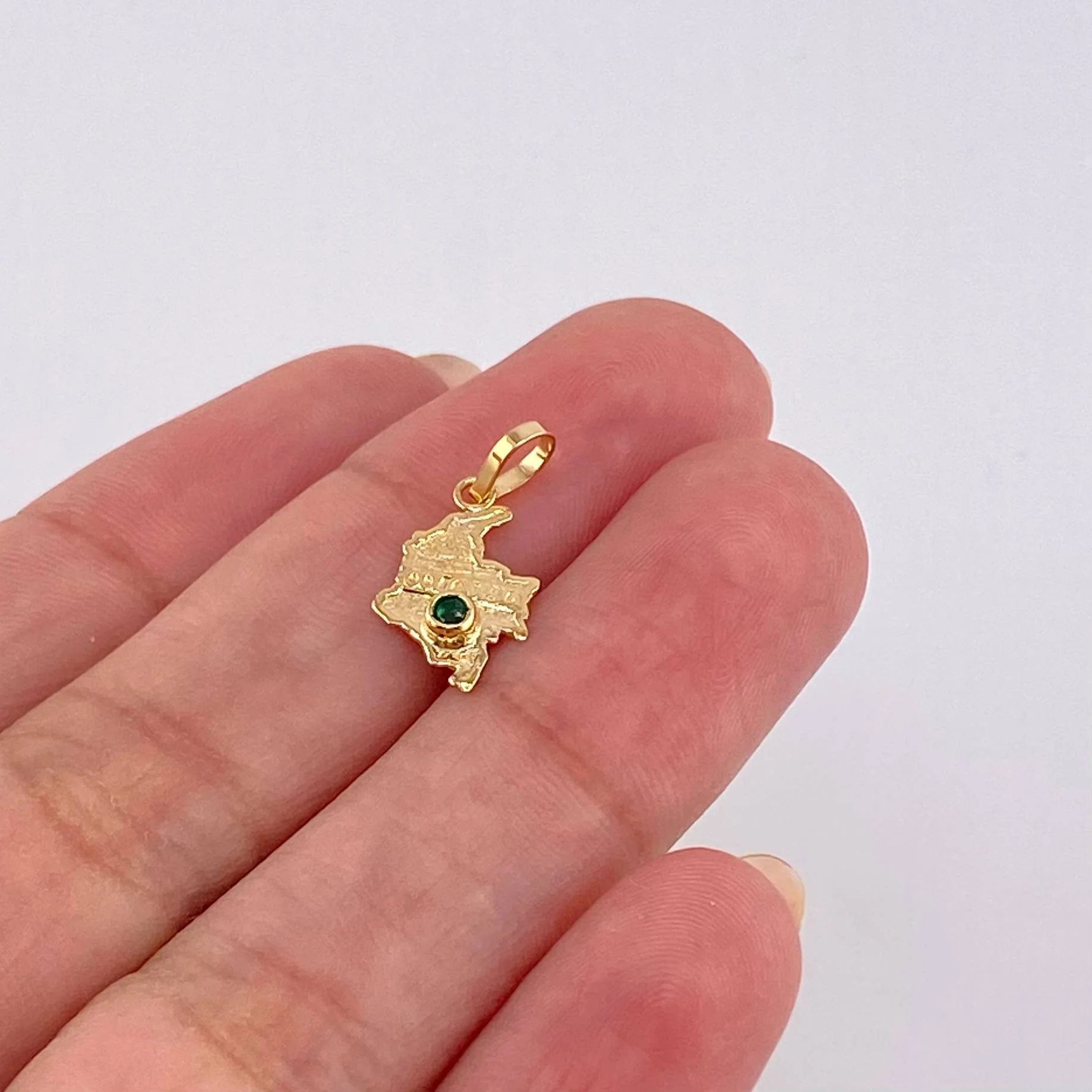 Dije Mapa Colombia Esmeralda 6Pts 0.4 g / 2.8 cm Oro Amarillo 18K - Image 3
