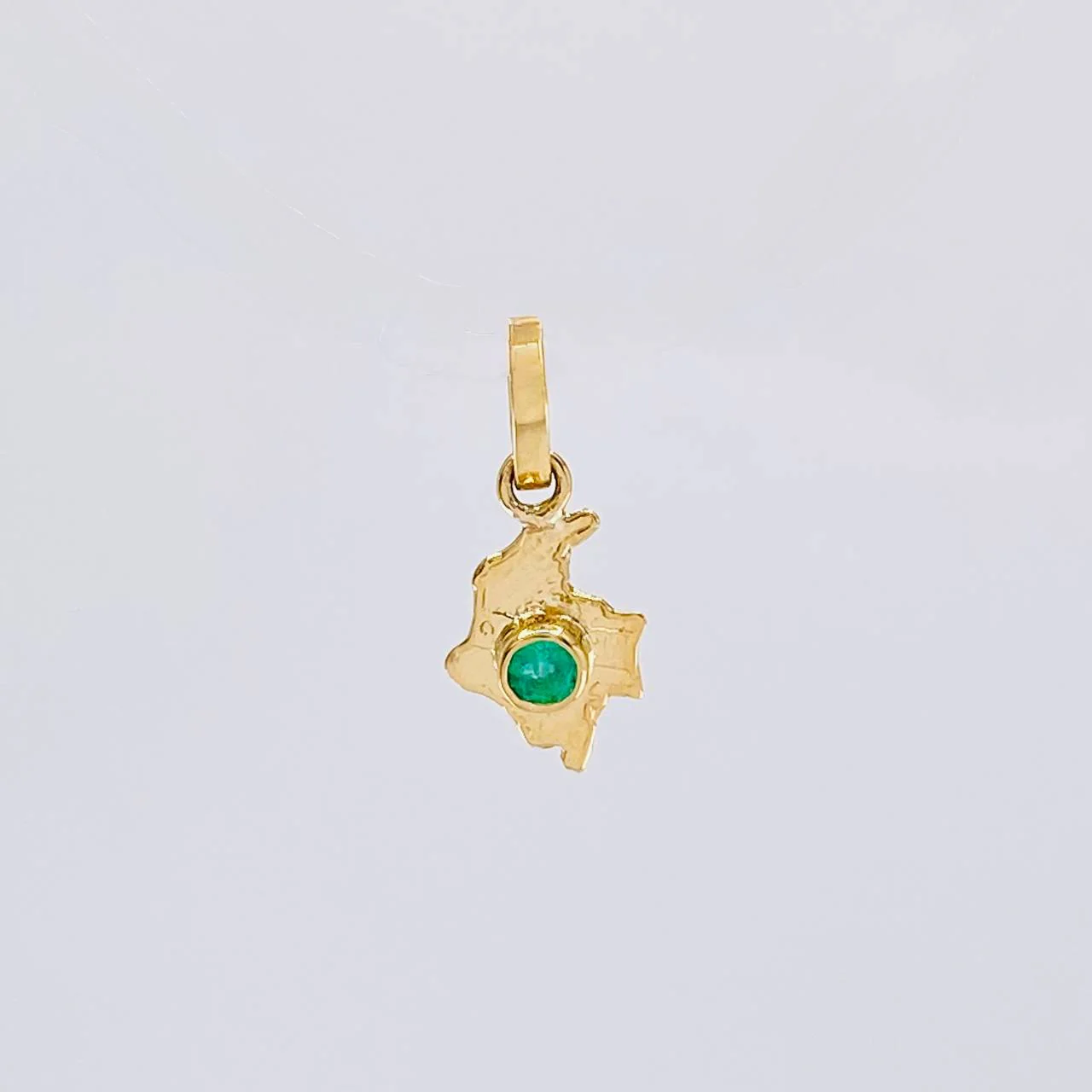 Dije Mapa Esmeralda 4pts 0.25g / 1.3cm Oro Amarillo 18K - Image 2
