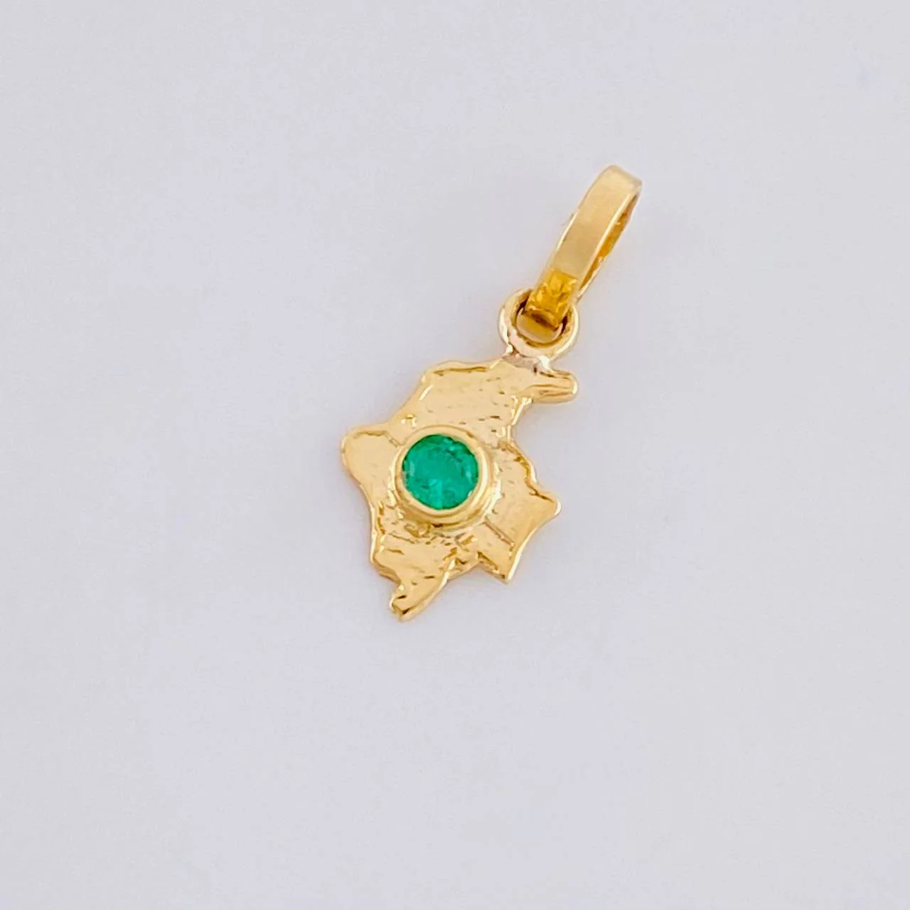 Dije Mapa Esmeralda 4pts 0.25g / 1.3cm Oro Amarillo 18K - Image 3