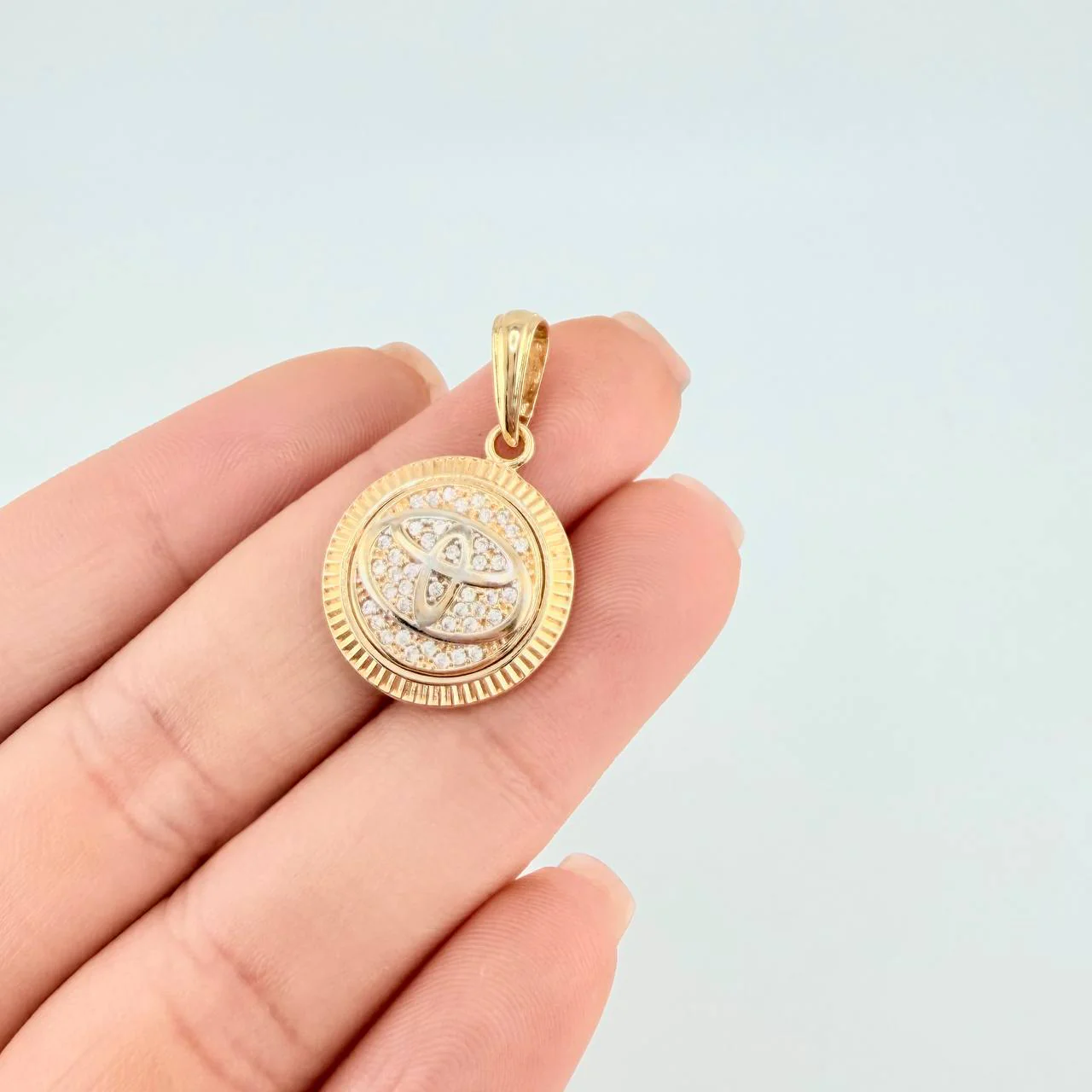 Dije Marca De Carro 3.7 g / 2.8 cm Dos Oros Amarillo Blanco 18K - Image 4