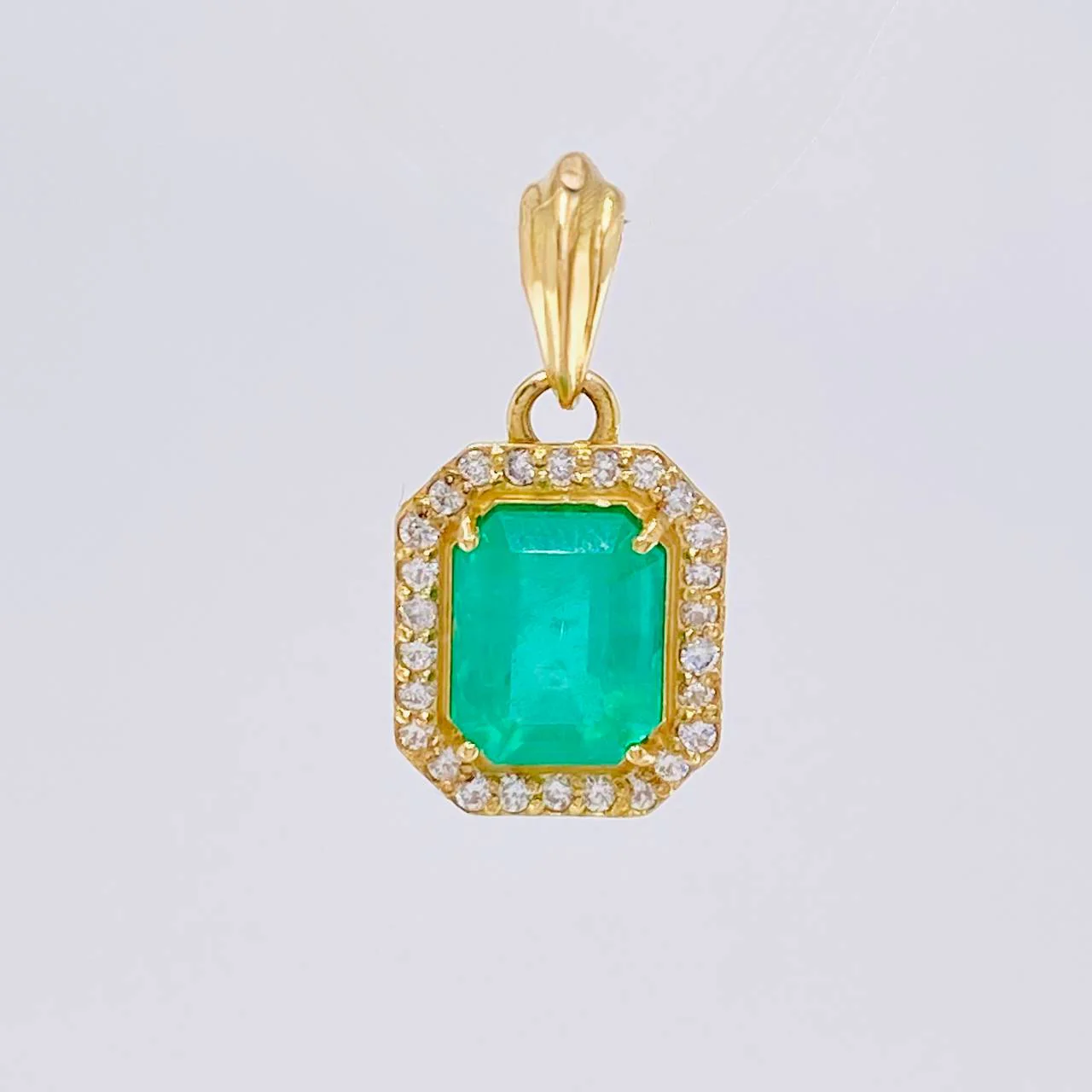 Dije Marco Cuadrado Tridimensional Esmeralda 2,54 Qts 20Pts 3.5 g / 2.1 cm Oro Amarillo 18K - Image 2