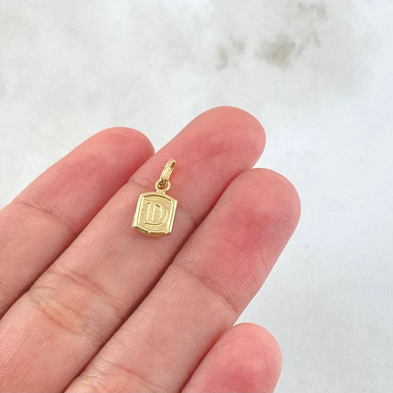 Dije Marco Letra D 0.3 g / 1.5 cm Oro Amarillo 18K - Image 5
