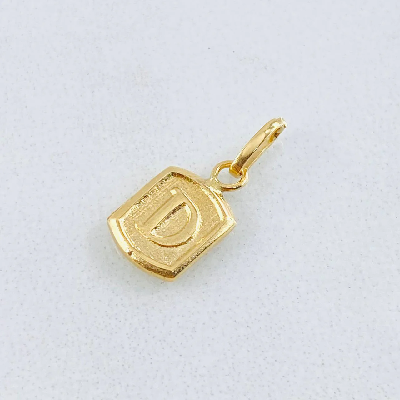 Dije Marco Letra D 0.3 g / 1.5 cm Oro Amarillo 18K - Image 4