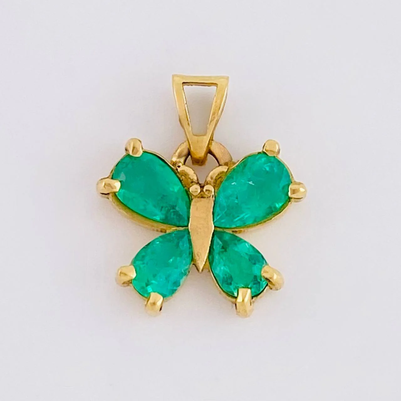 Dije Mariposa Rectangular 55pts Esmeraldas 1.8gr / 1.6cm / Oro Amarillo 18K
