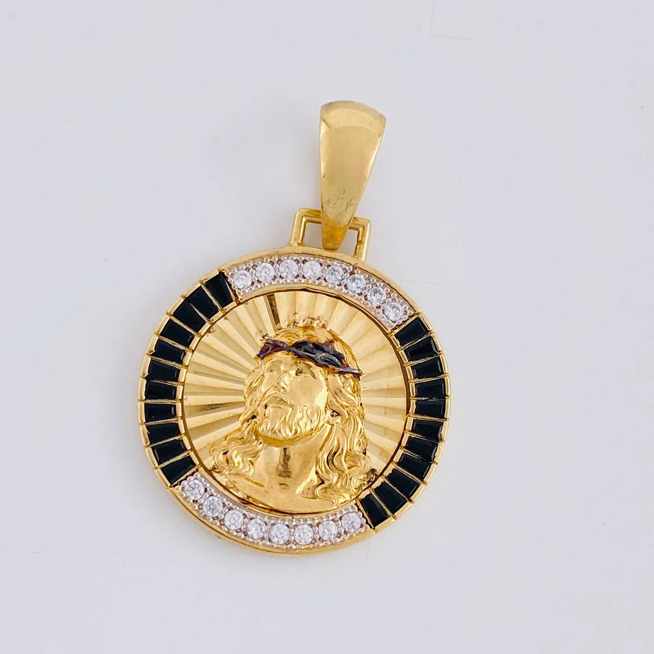 Dije Medalla Cristo Diamantada 5.85g / 3.6cm Oro Amarillo 18K - Image 3