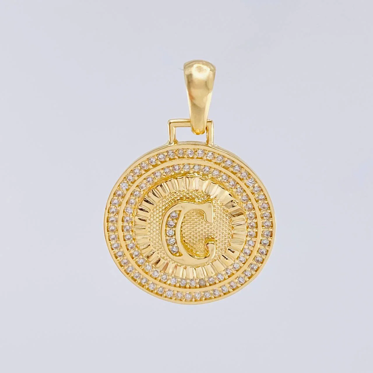 Dije Medalla Letra C 4.75 g / 3 cm Oro Amarillo 18K - Image 2