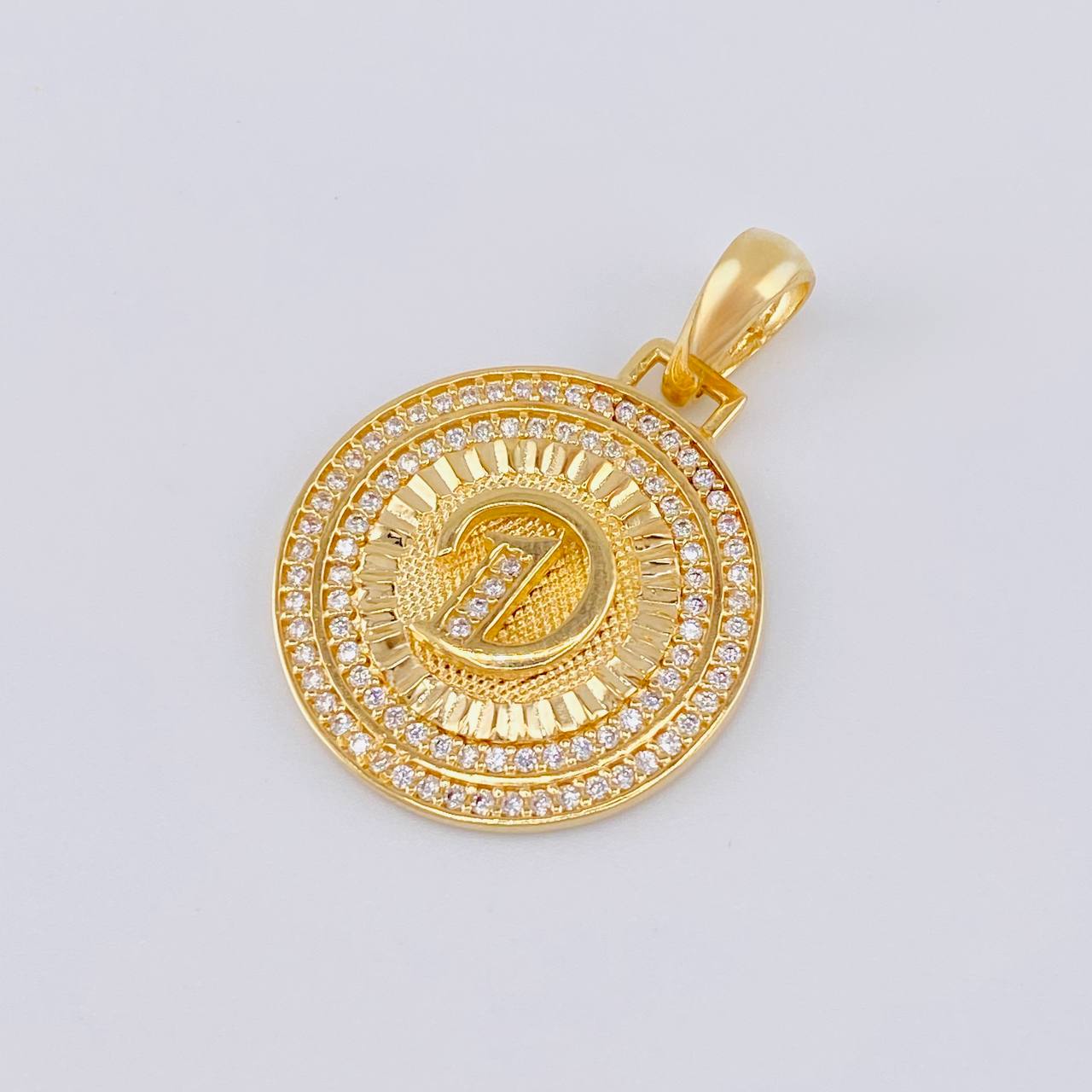 Dije Medalla Letra D 4.65 g / 3 cm Oro Amarillo 18K - Image 3