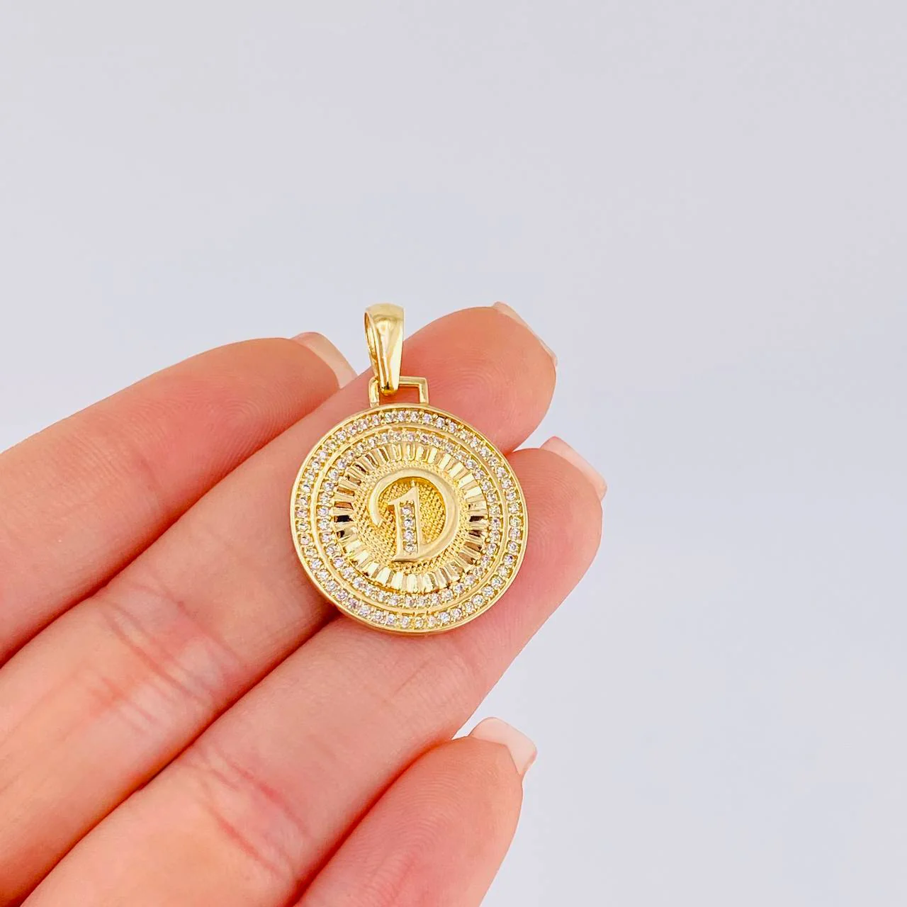 Dije Medalla Letra D 4.65 g / 3 cm Oro Amarillo 18K - Image 5
