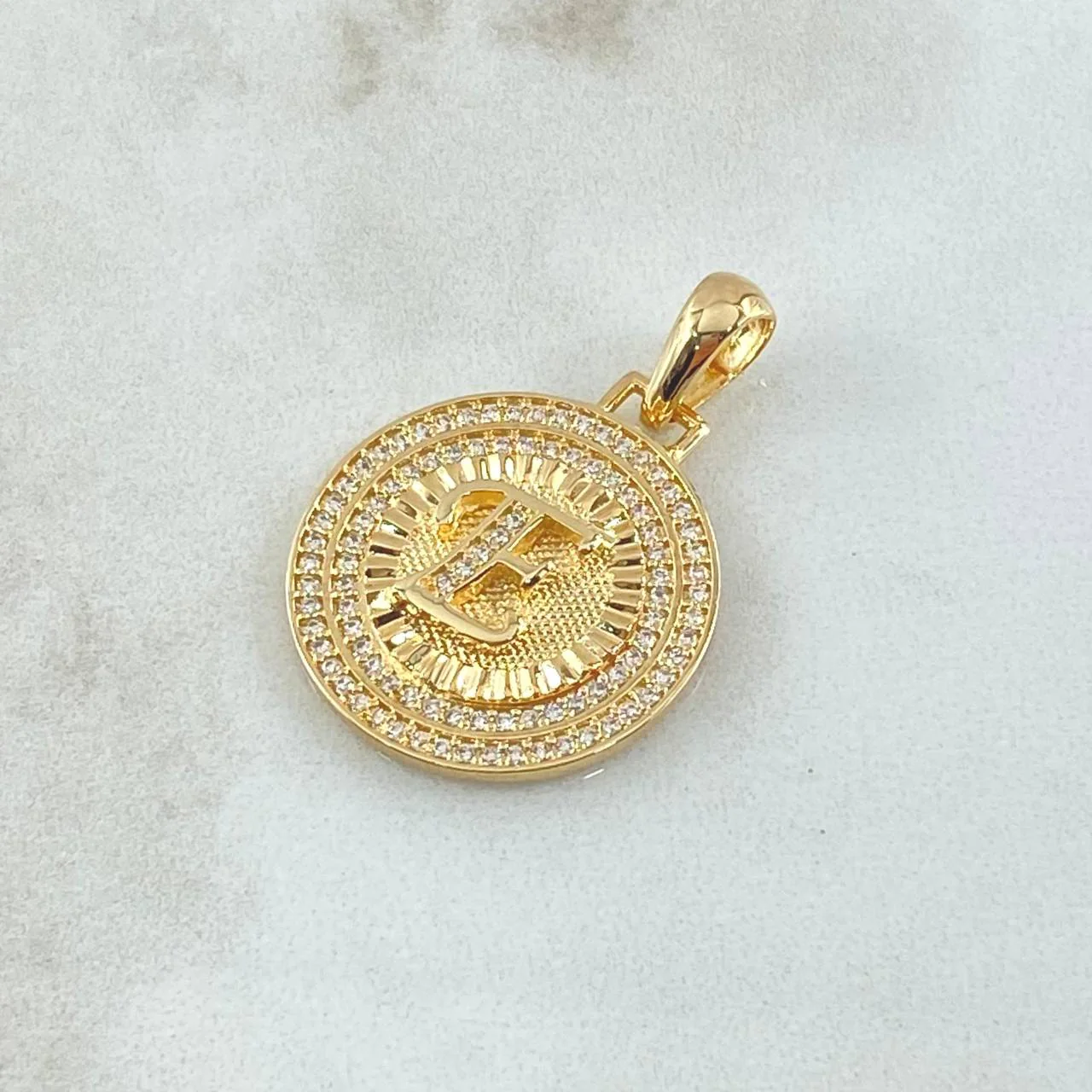 Dije Medalla Letra E 4.7gr / 3cm / Oro Amarillo 18K - Image 3