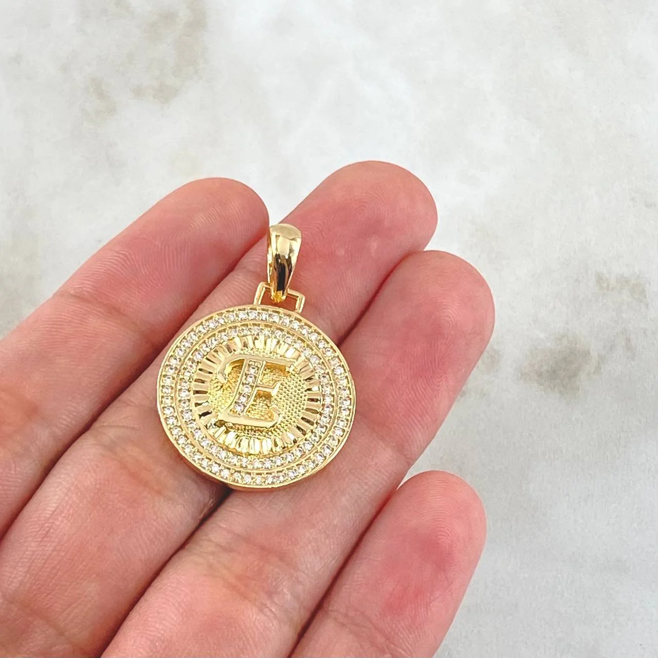 Dije Medalla Letra E 4.7gr / 3cm / Oro Amarillo 18K - Image 4
