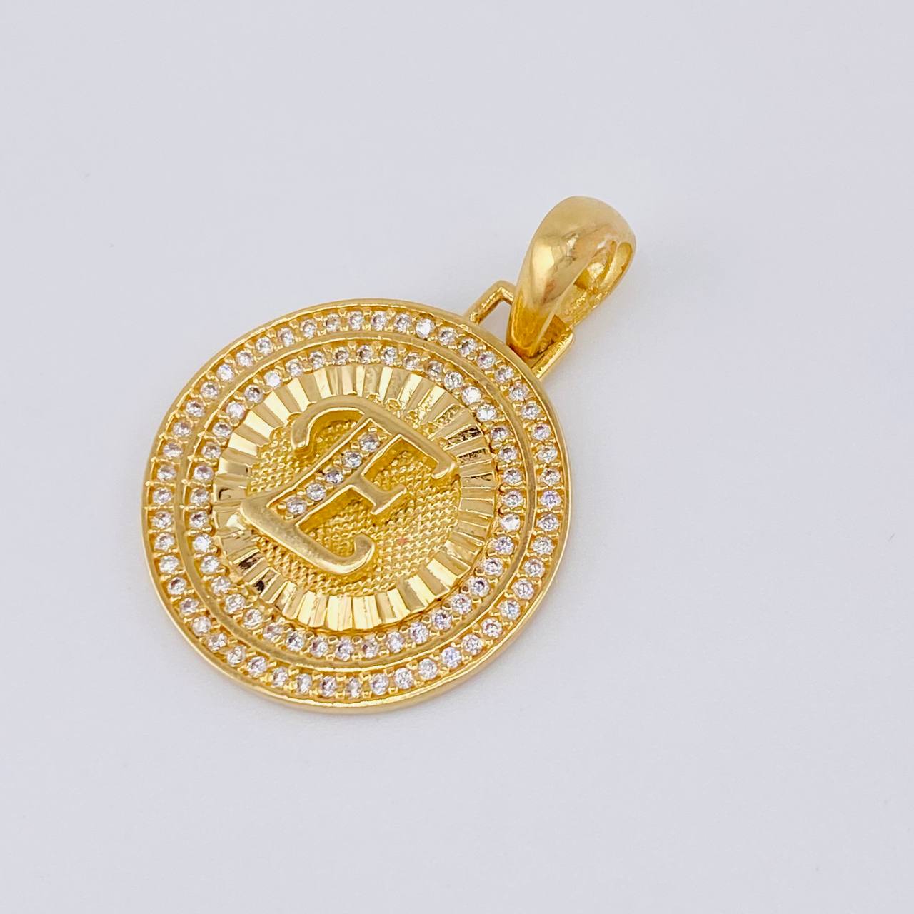 Dije Medalla Letra E 4.85 g / 3 cm Oro Amarillo 18K - Image 3