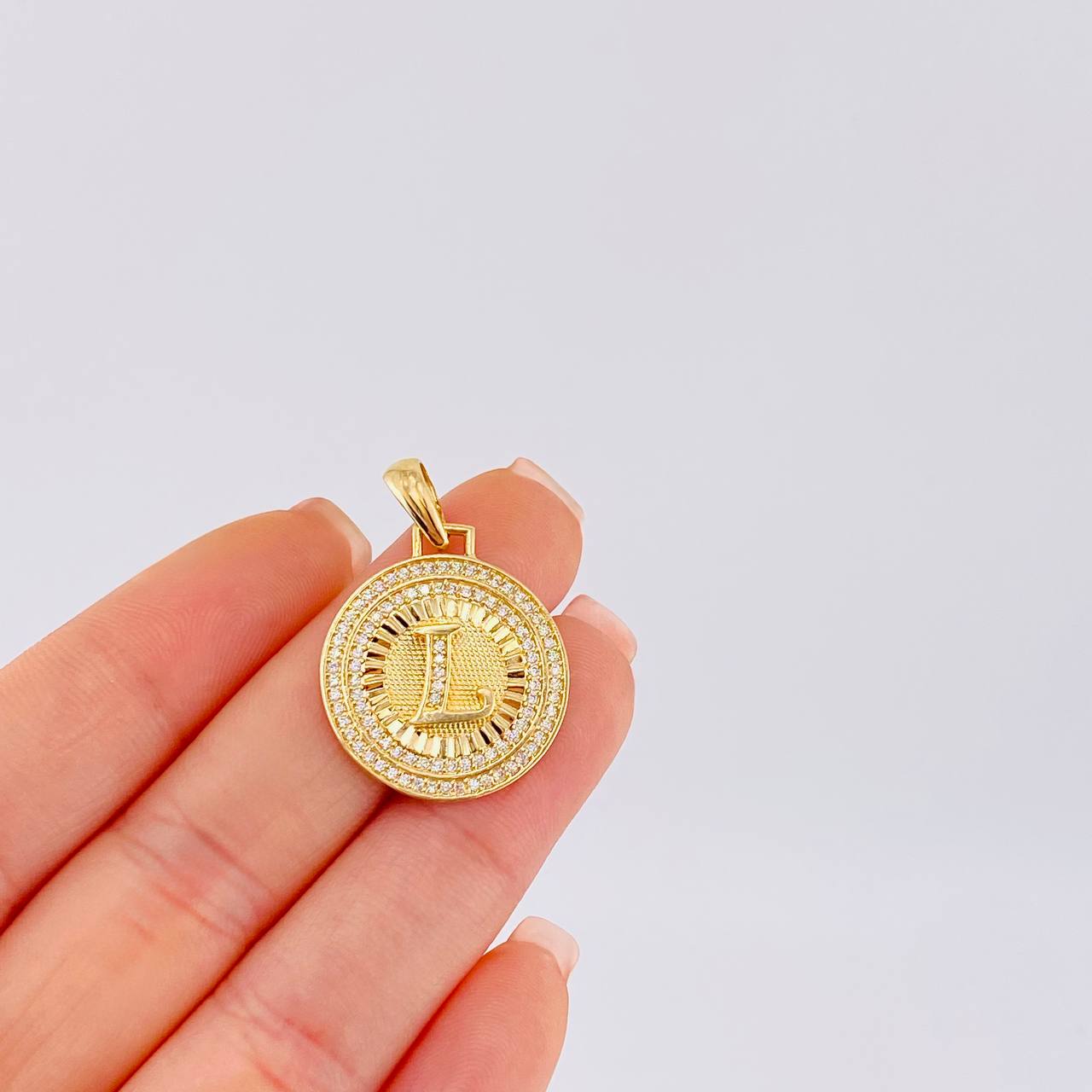 Dije Medalla Letra L 4.55 g / 3 cm Oro Amarillo 18K - Image 4