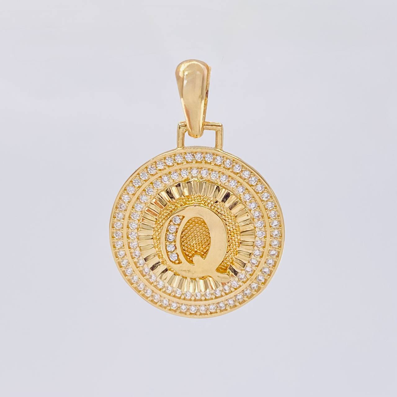 Dije Medalla Letra Q 4.65 g / 3 cm Oro Amarillo 18K - Image 2