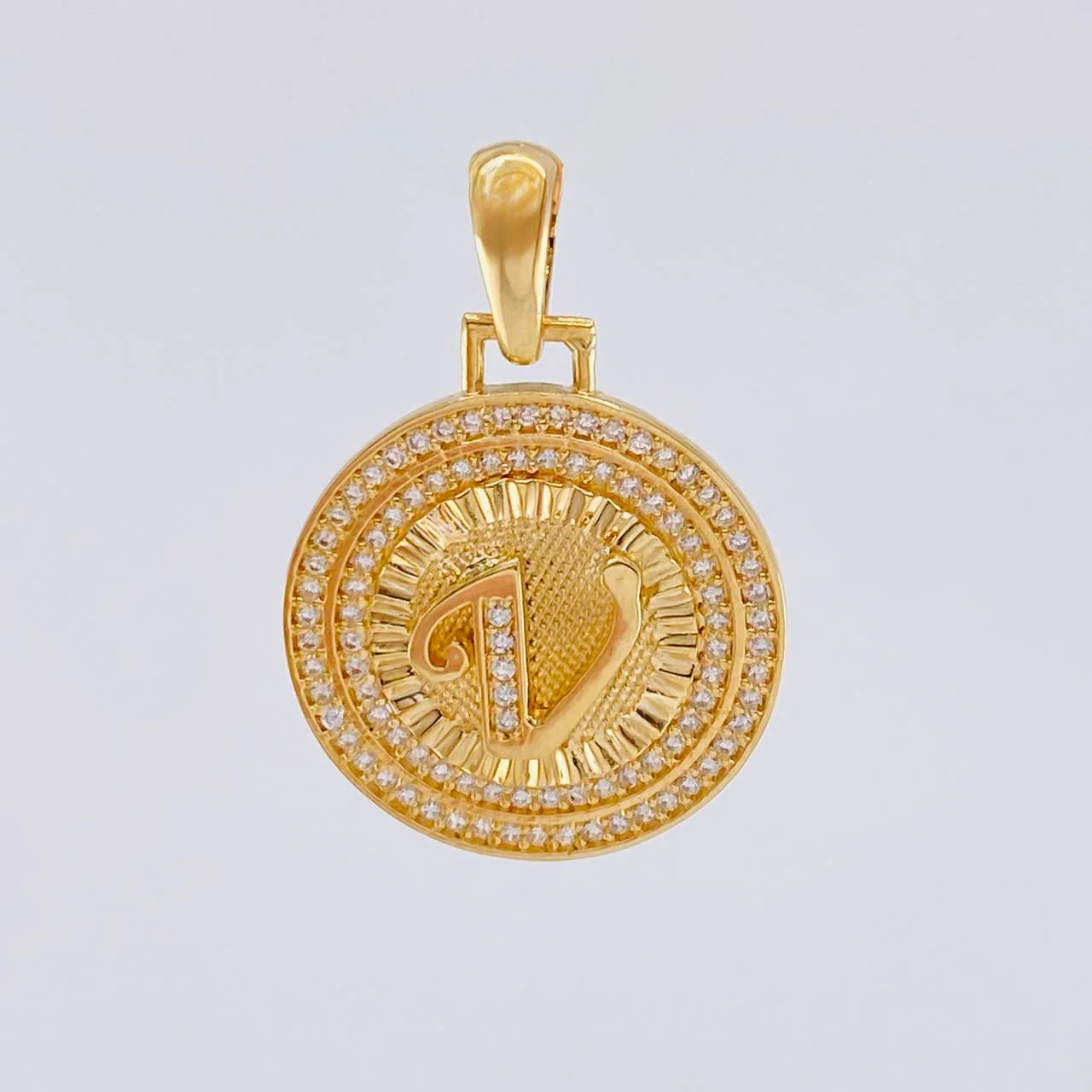 Dije Medalla Letra V 4.75 g / 3 cm Oro Amarillo 18K - Image 2