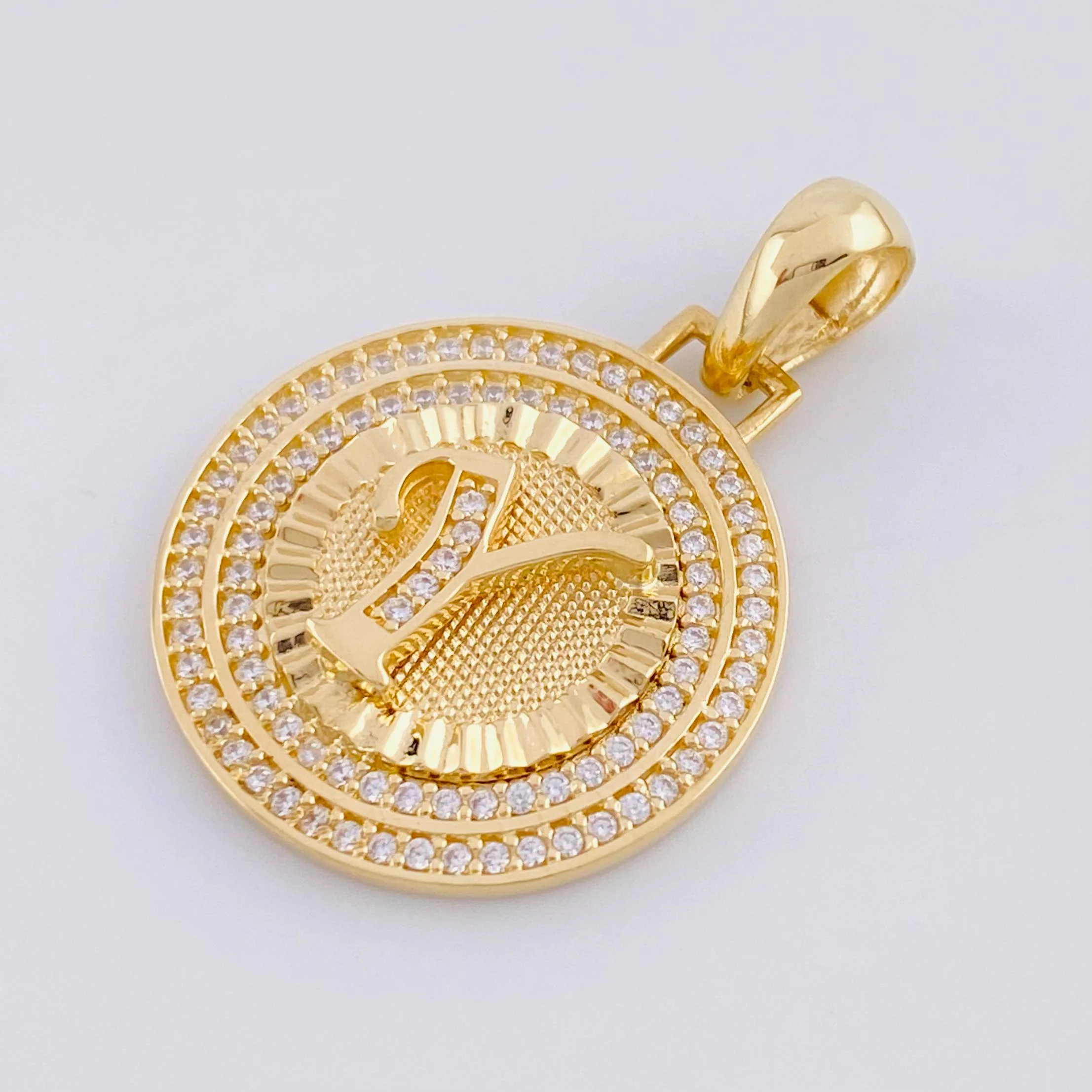 Dije Medalla Letra y 4.5g / 3.1cm Oro Amarillo 18K - Image 3