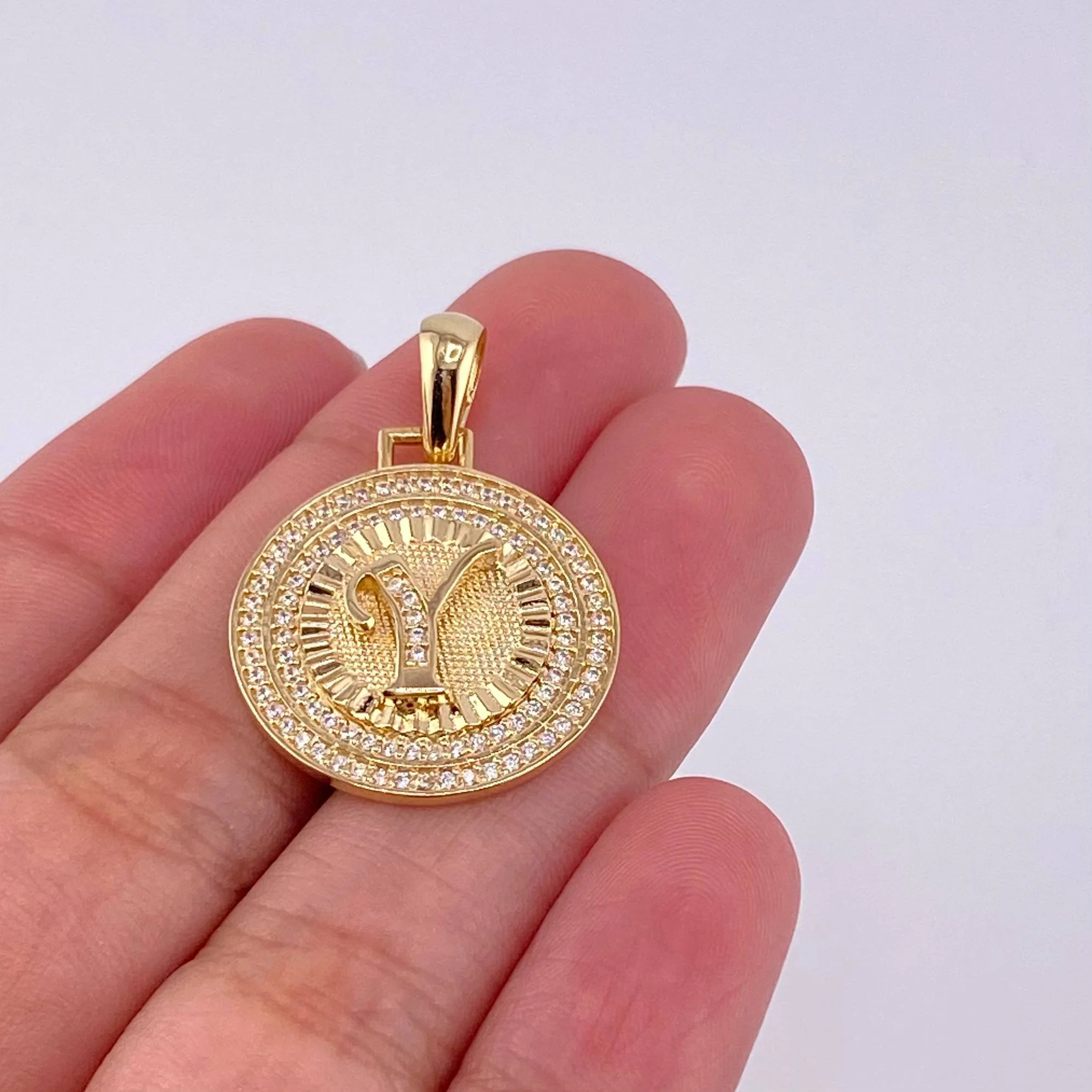 Dije Medalla Letra y 4.5g / 3.1cm Oro Amarillo 18K - Image 4