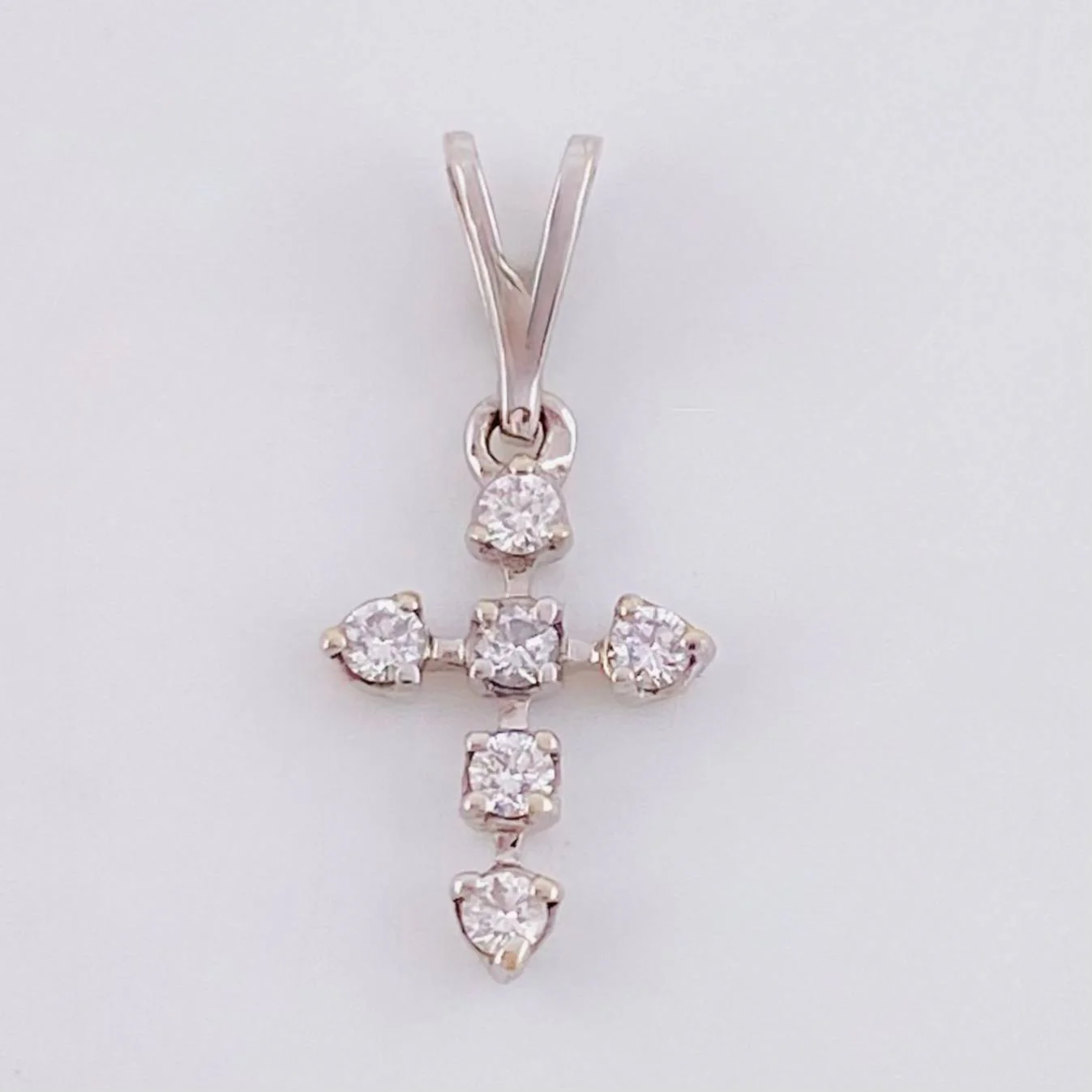 Dije Mini Cruz Diamantes 8pts 0.35gr / 1.5cm / Oro Blanco 18K