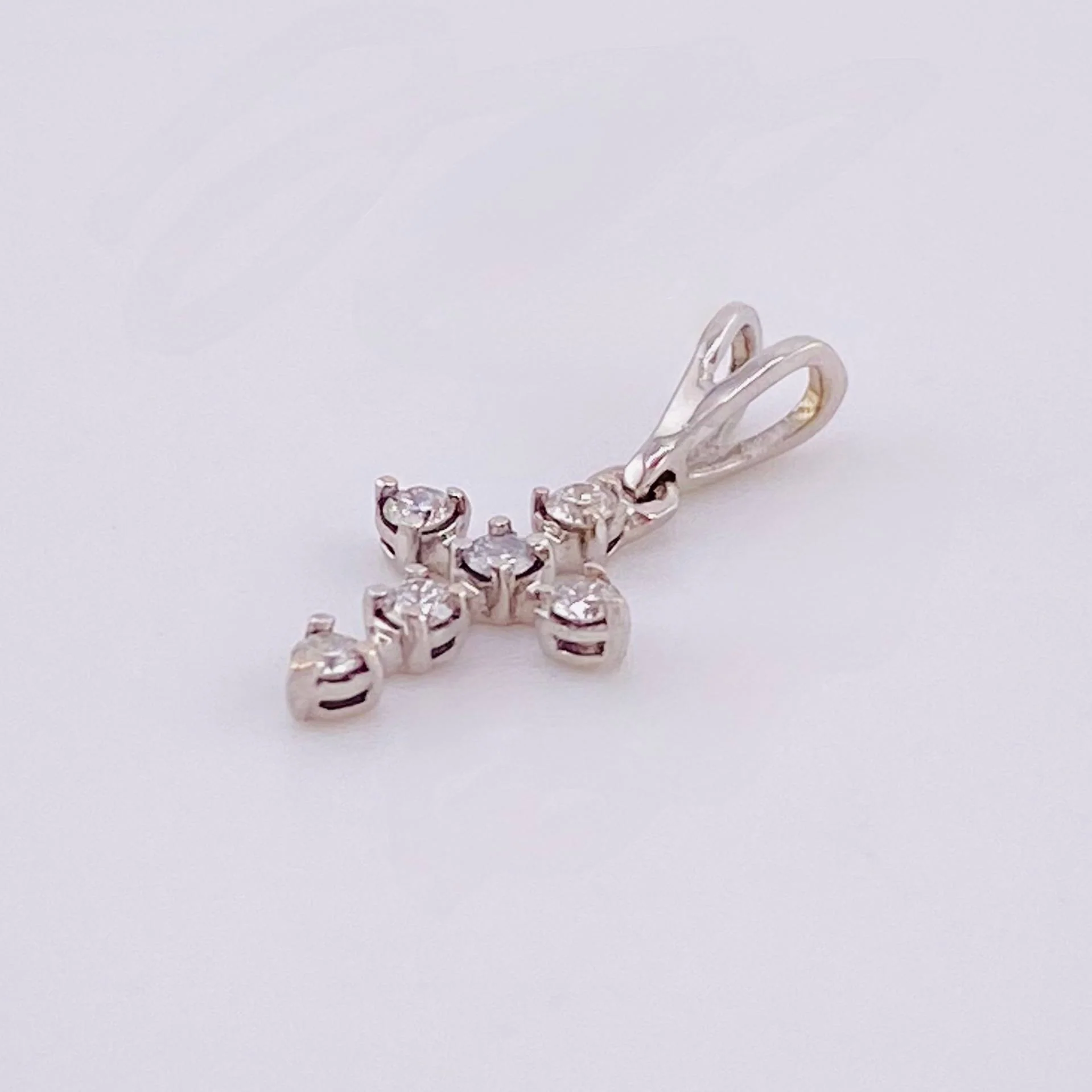 Dije Mini Cruz Diamantes 8pts 0.35gr / 1.5cm / Oro Blanco 18K - Image 3