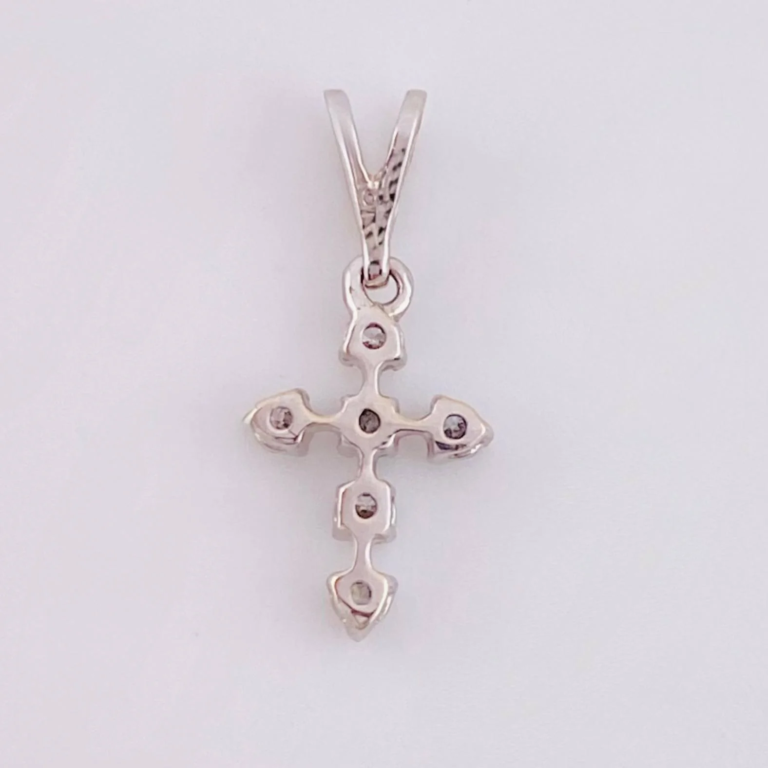 Dije Mini Cruz Diamantes 8pts 0.35gr / 1.5cm / Oro Blanco 18K - Image 4