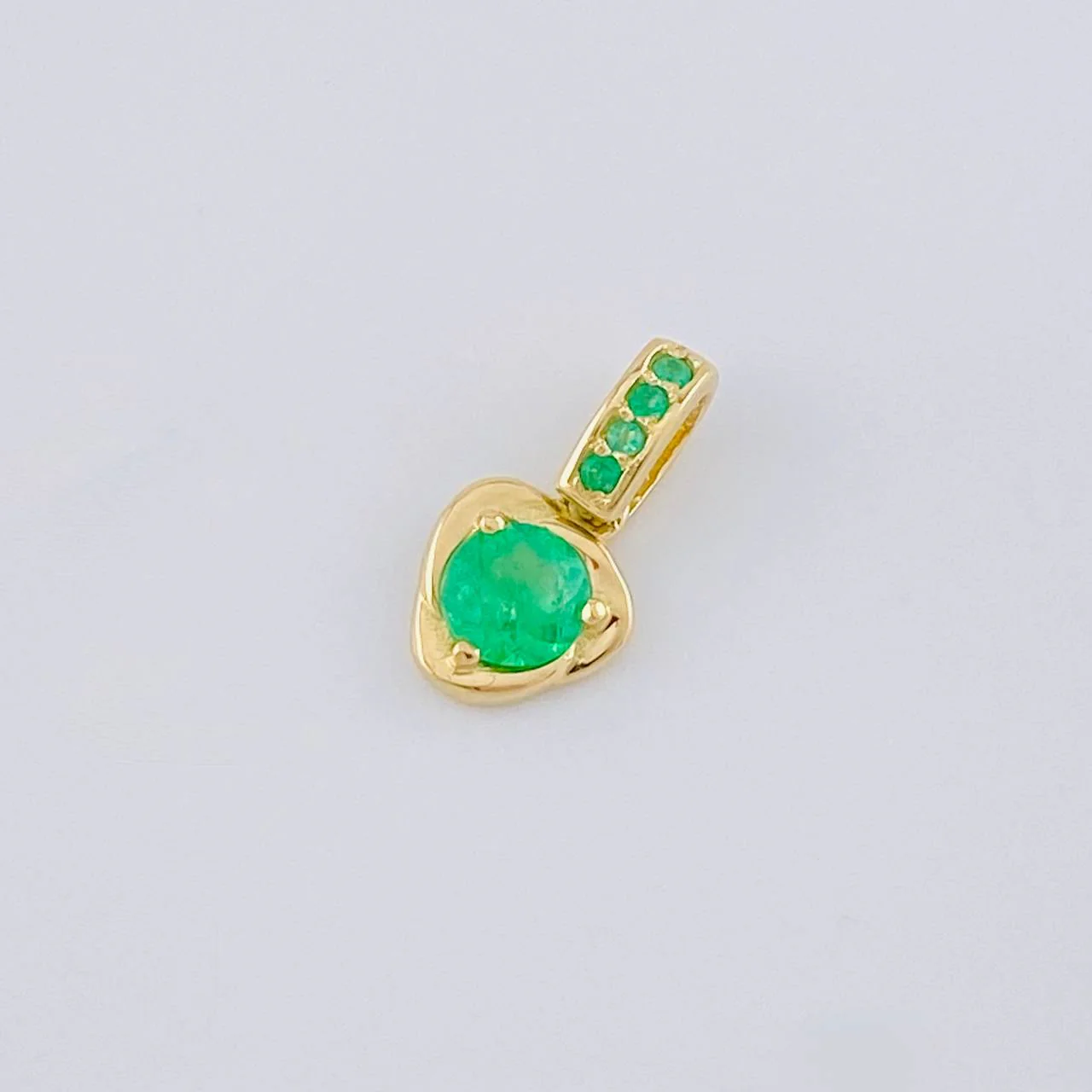 Dije Nila Esmeraldas 35Pts 0.8 g / 2.3 cm Oro Amarillo 18K - Image 3