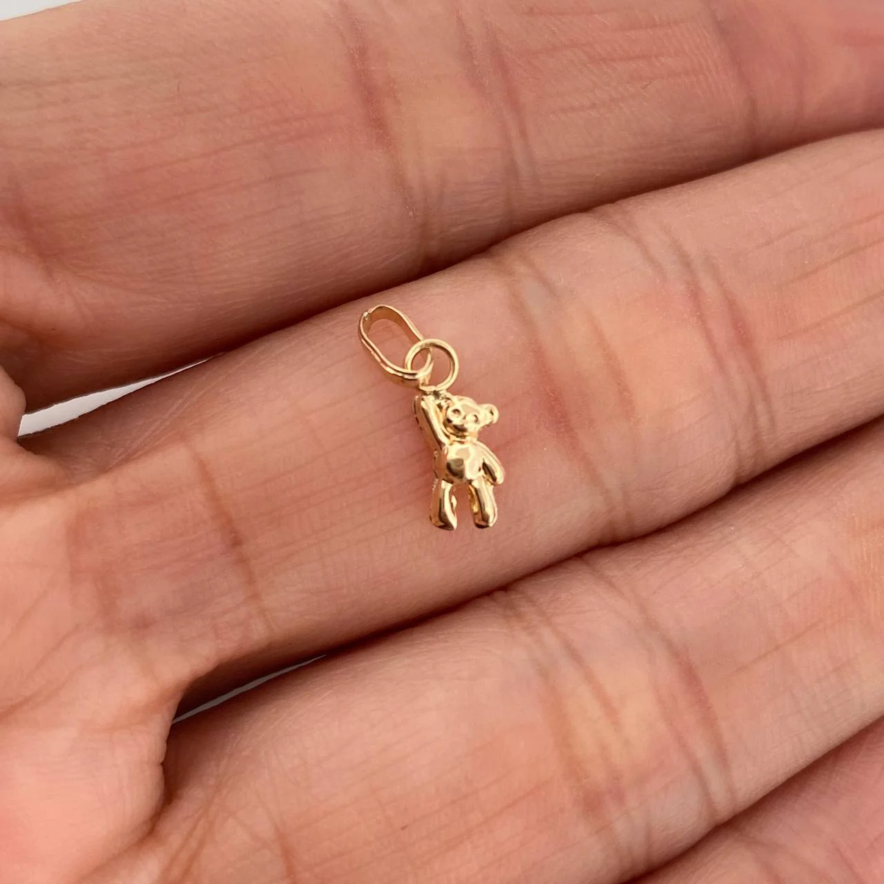 Dije Oso Mano Arriba 0.25gr / 1.4cm / Oro Amarillo 18K % - Image 4