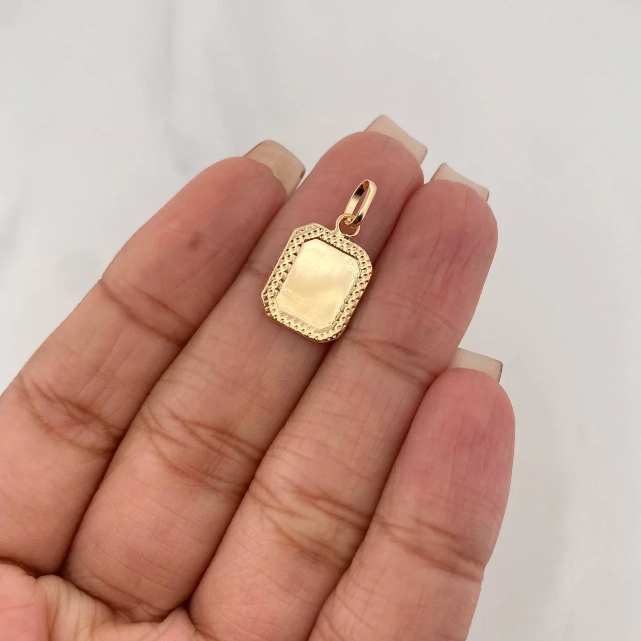Dije Placa Bordeada 0.6 g / 2.1 cm Oro Amarillo 18K - Image 4