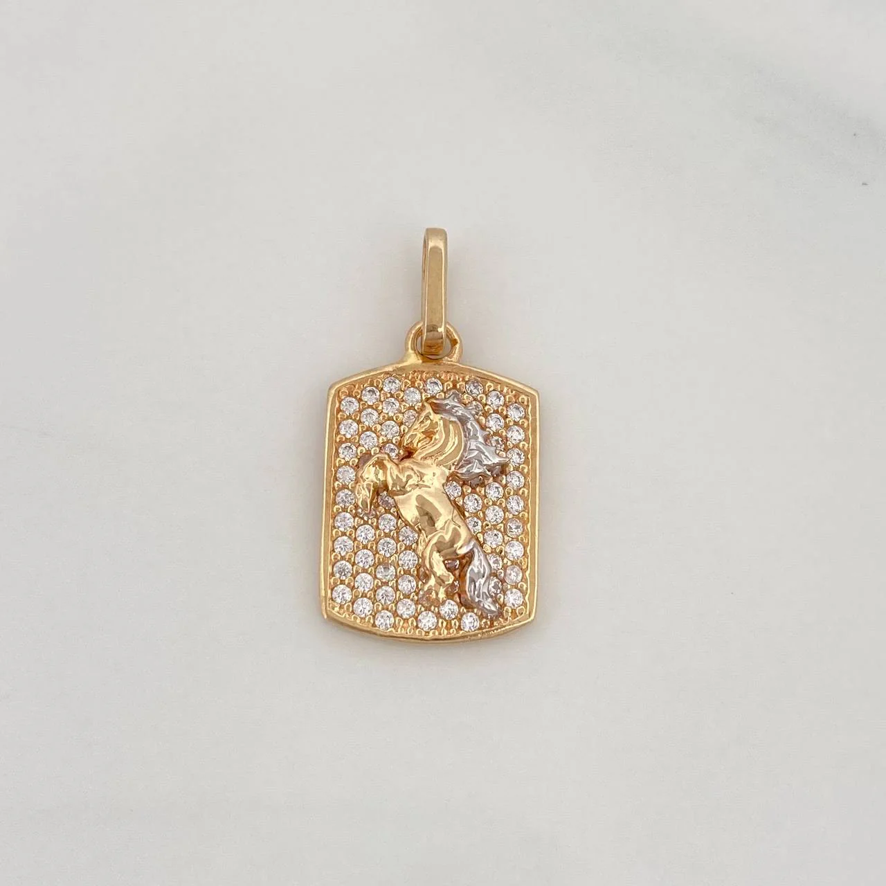 Dije Placa Caballo 2.3 g / 2 cm Dos Oros Amarillo Blanco 18K