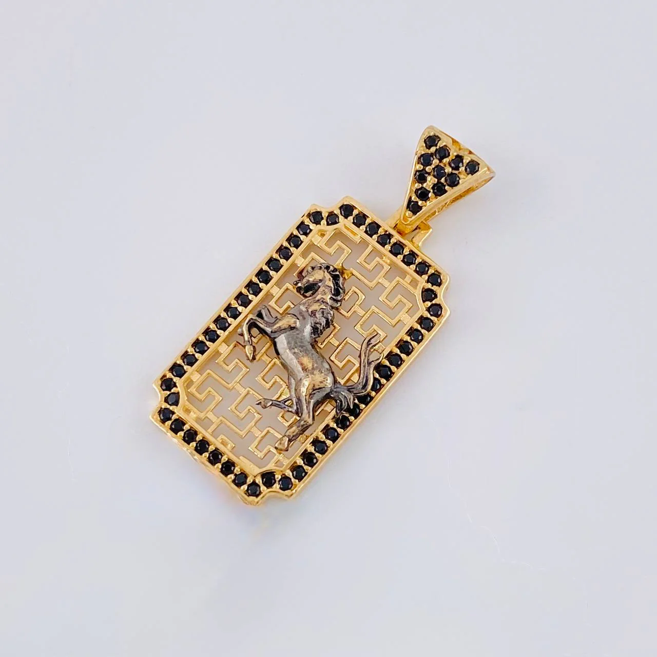 Dije Placa Caballo Filigrama 3.05 g / 3 cm Dos Oros Negro Amarillo 18K - Image 3