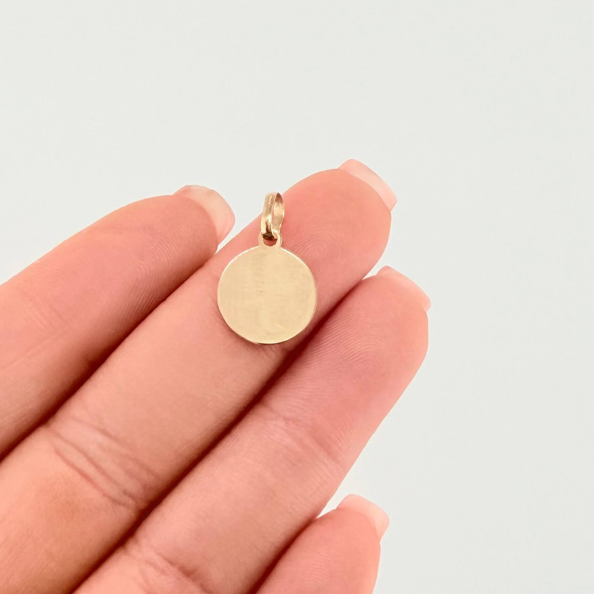 Dije Placa Circular 0.5gr / 1.8cm / Oro Amarillo 18K - Image 4