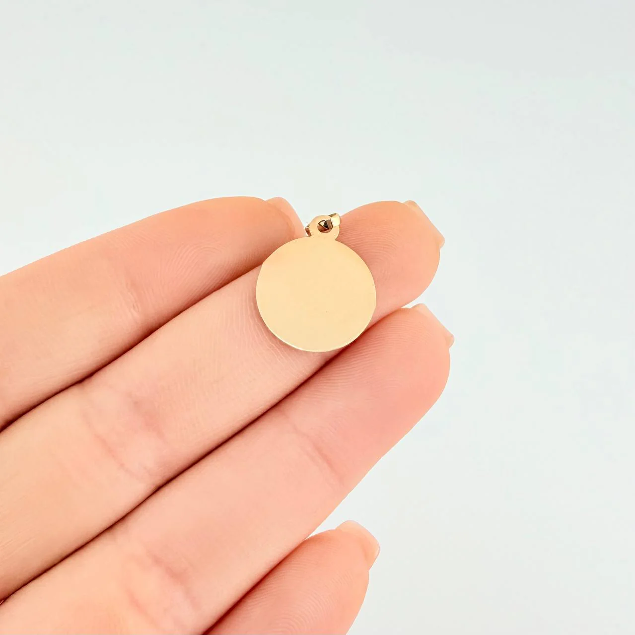 Dije Placa Circular 0.8 g / 2.1 cm Oro Amarillo 18K - Image 4