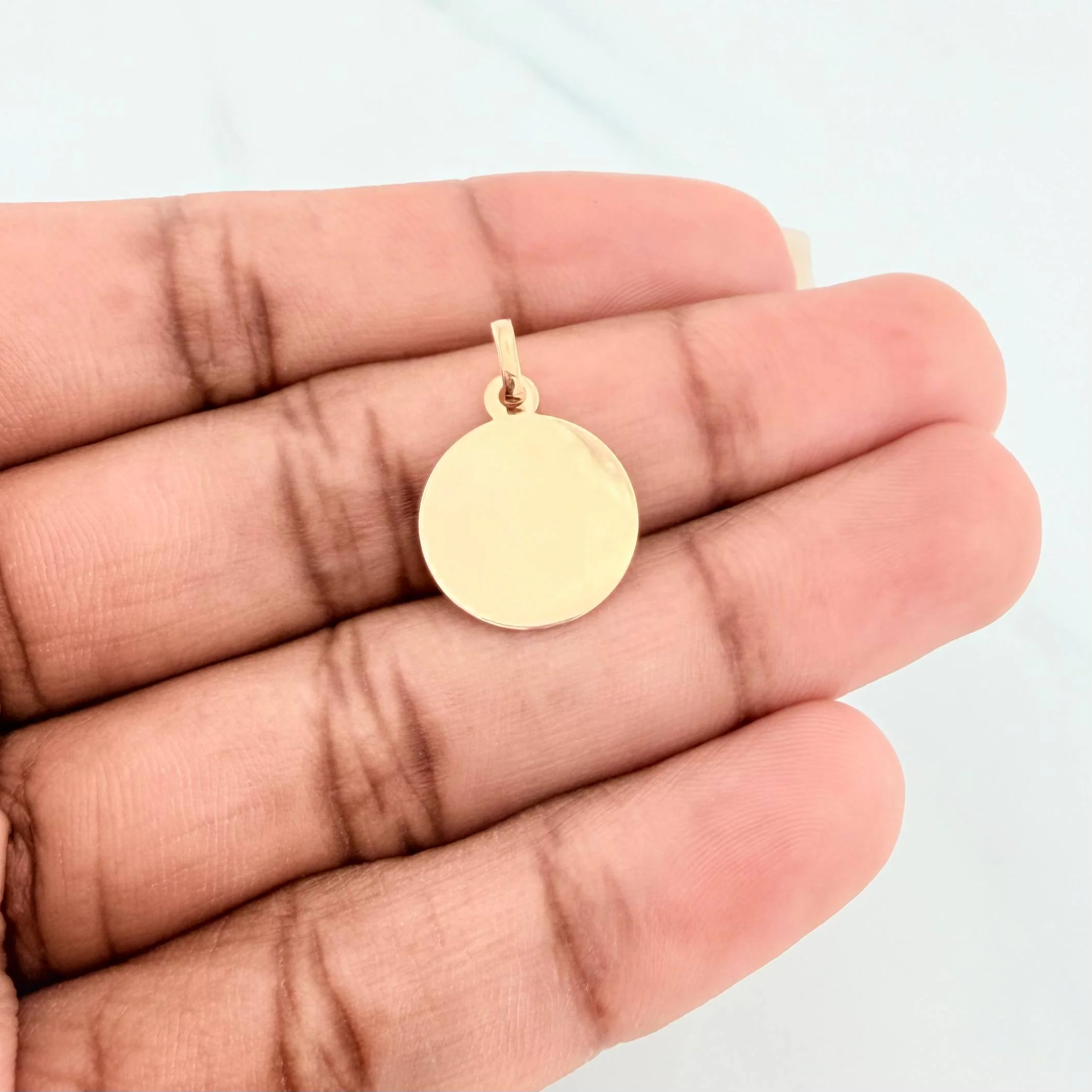 Dije Placa Circular 0.8 g / 2 cm Oro Amarillo 18K - Image 4