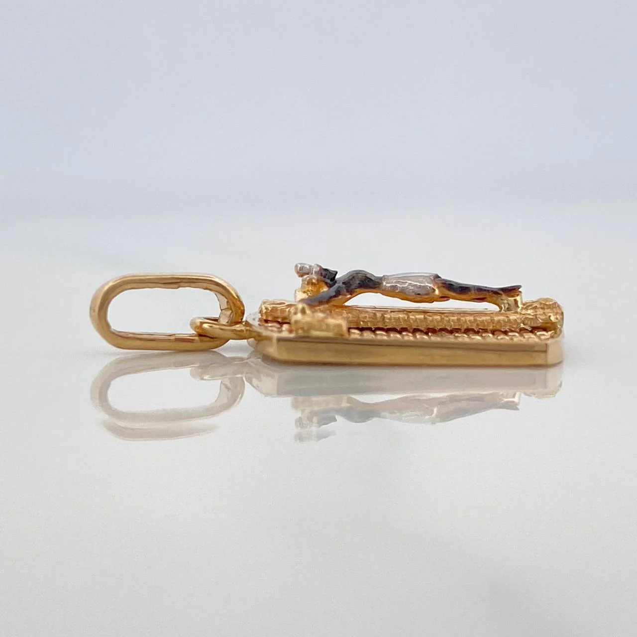 Dije Placa Cristo 2.35 g / 2.3 cm Tres Oros 18K - Image 3