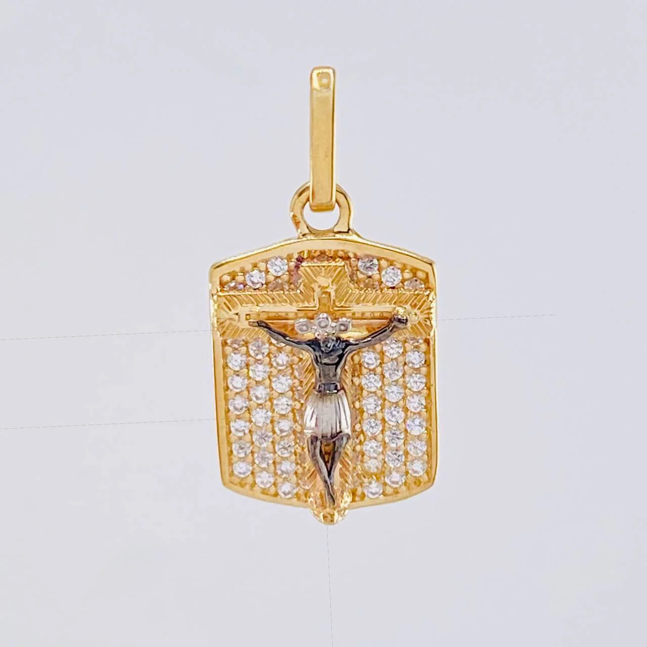 Dije Placa Cruz Cristo 2.25 g / 2.3 cm Dos Oros Amarillo Blanco 18K - Image 2