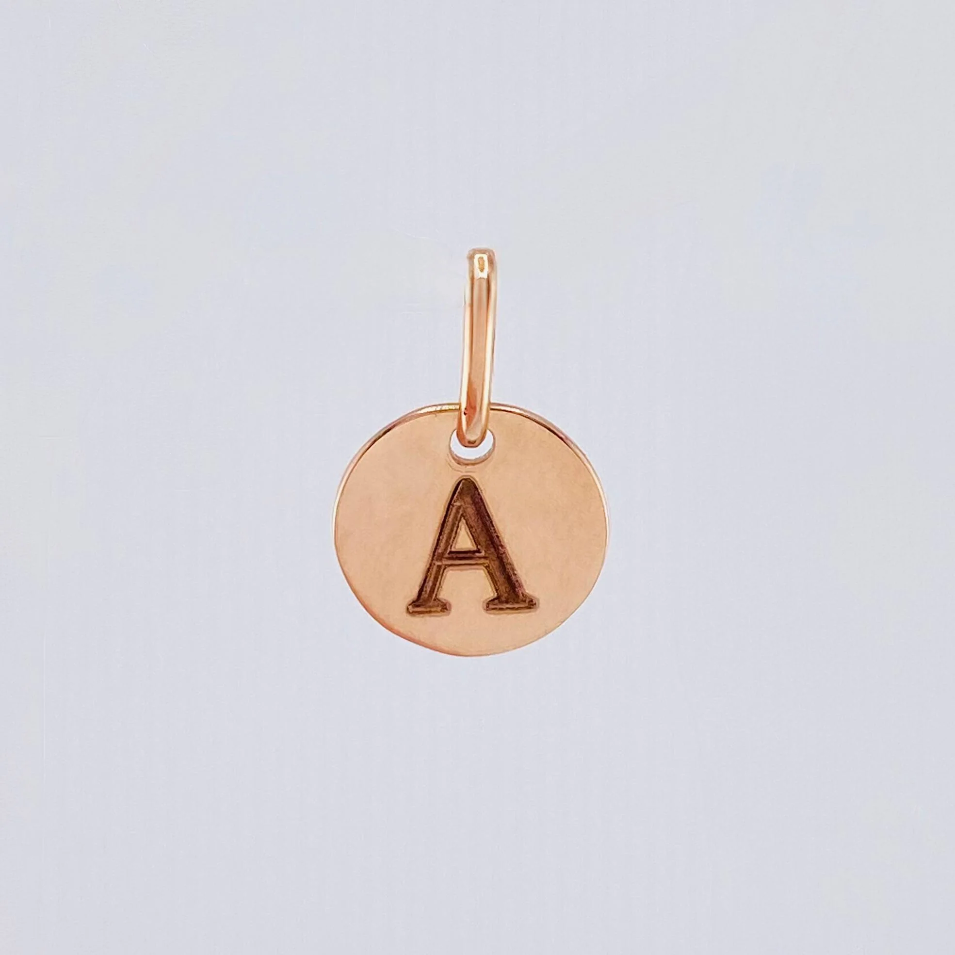 Dije Placa Letra A 0.9gr / 1.5cm / Oro Rosa 18K - Image 2