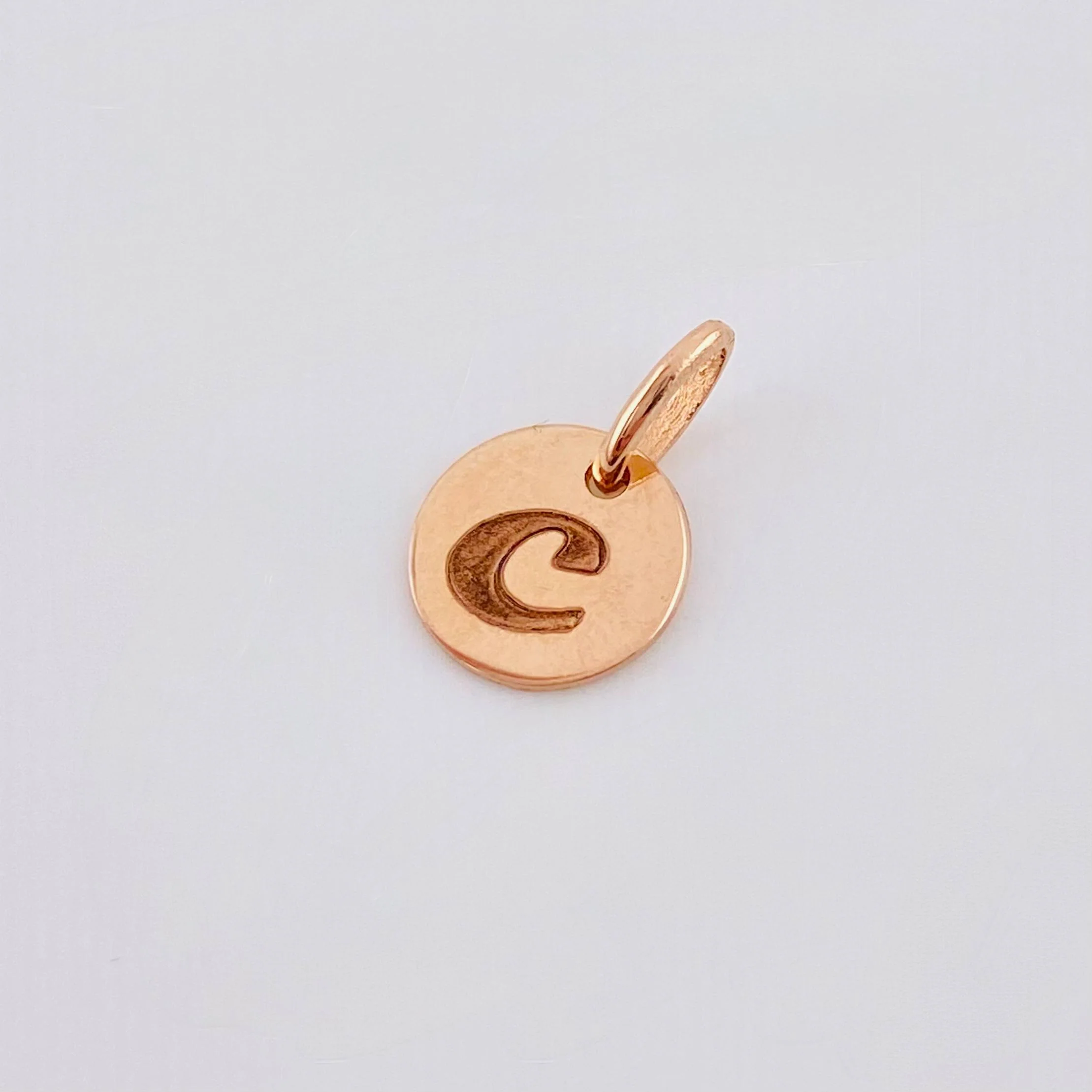 Dije Placa Letra C 0.9gr / 1.5cm / Oro Rosa 18K - Image 3