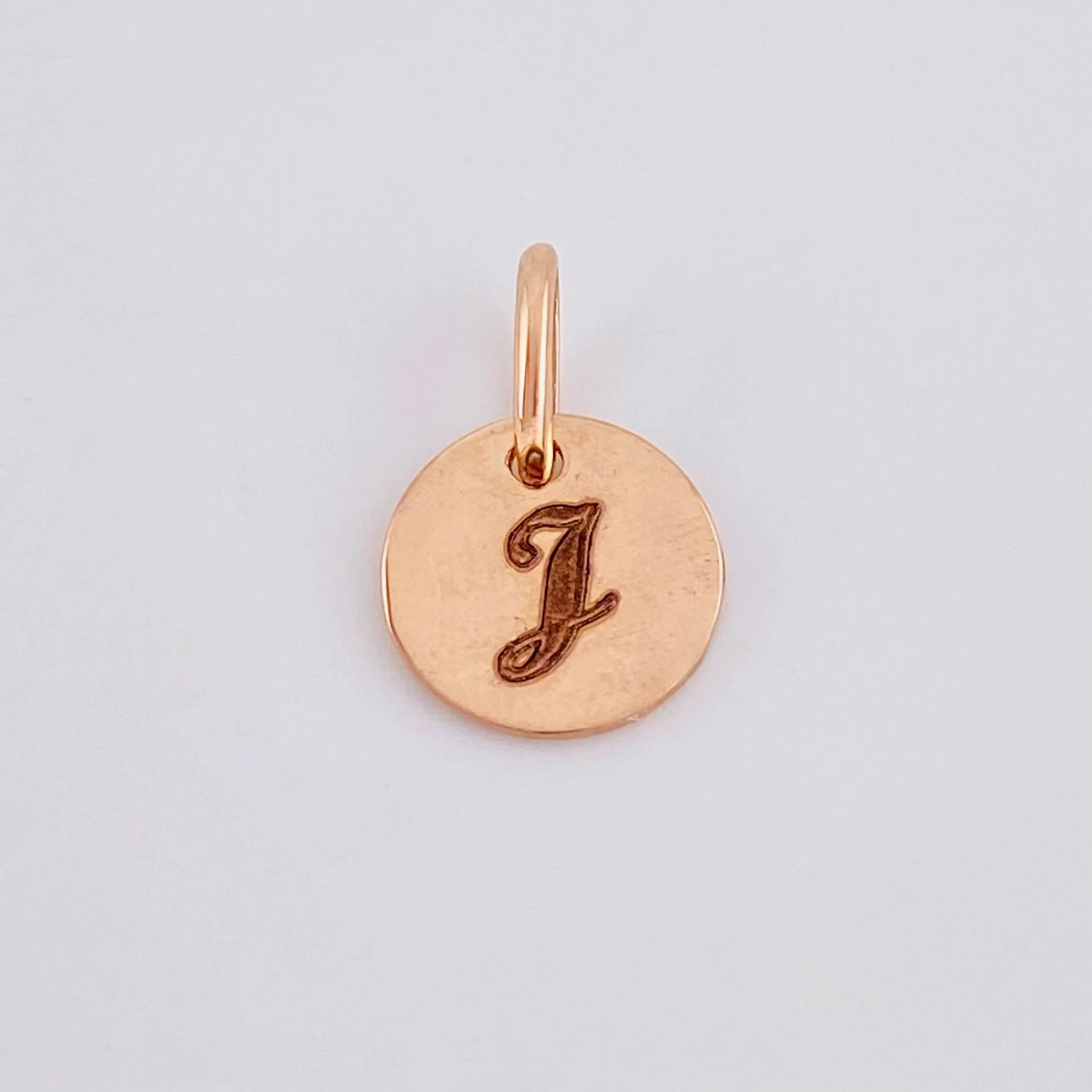 Dije Placa Letra J 0.9gr / 1.5cm / Oro Rosa 18K