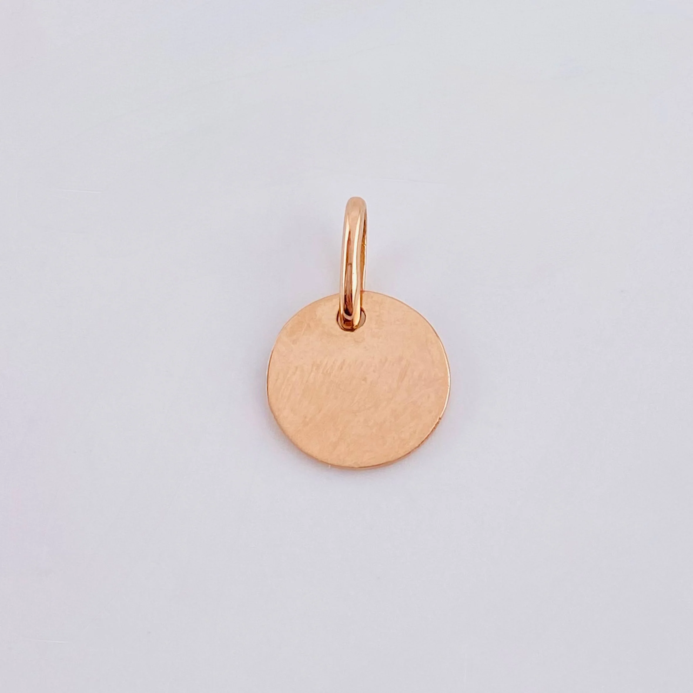 Dije Placa Letra J 0.9gr / 1.5cm / Oro Rosa 18K - Image 4