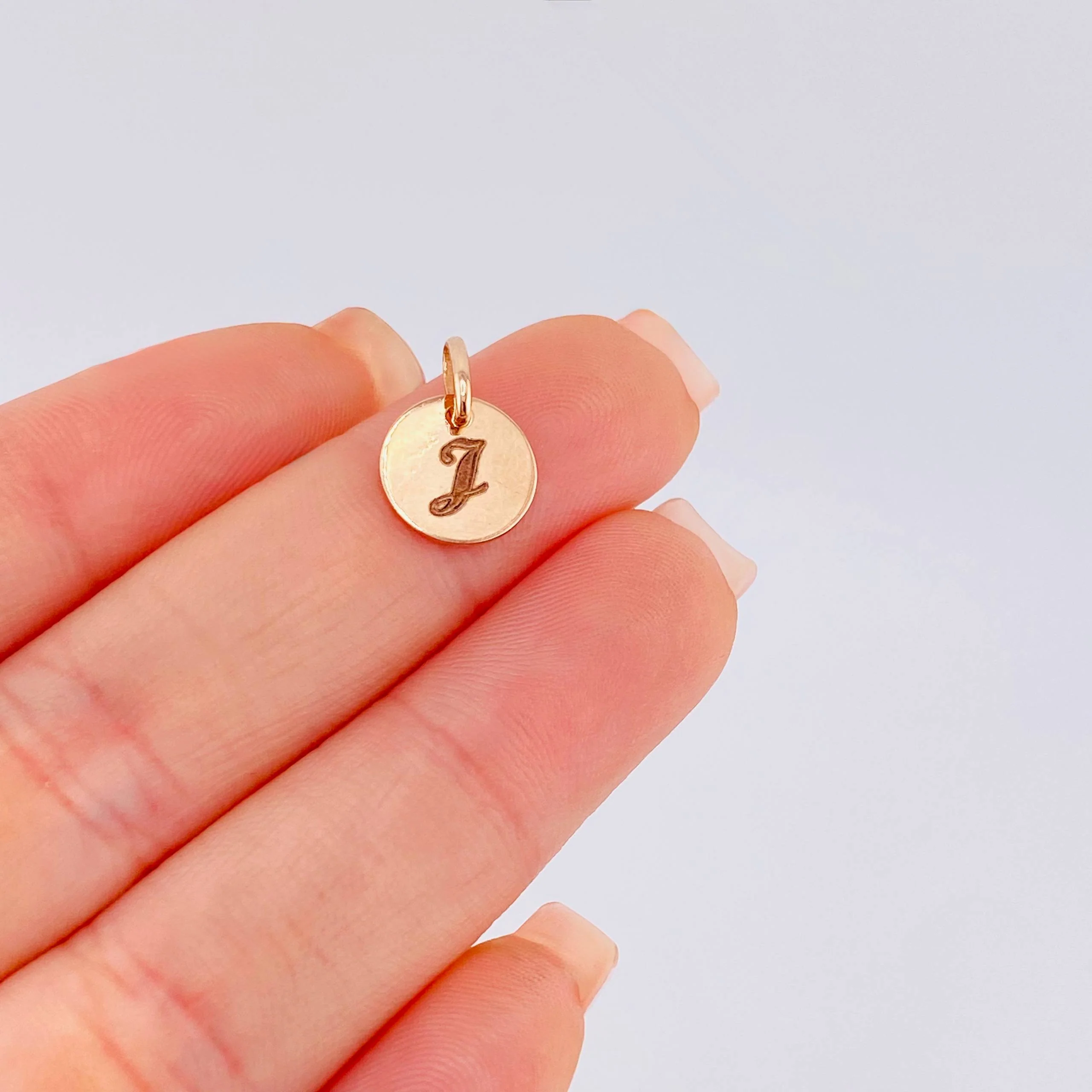 Dije Placa Letra J 0.9gr / 1.5cm / Oro Rosa 18K - Image 5