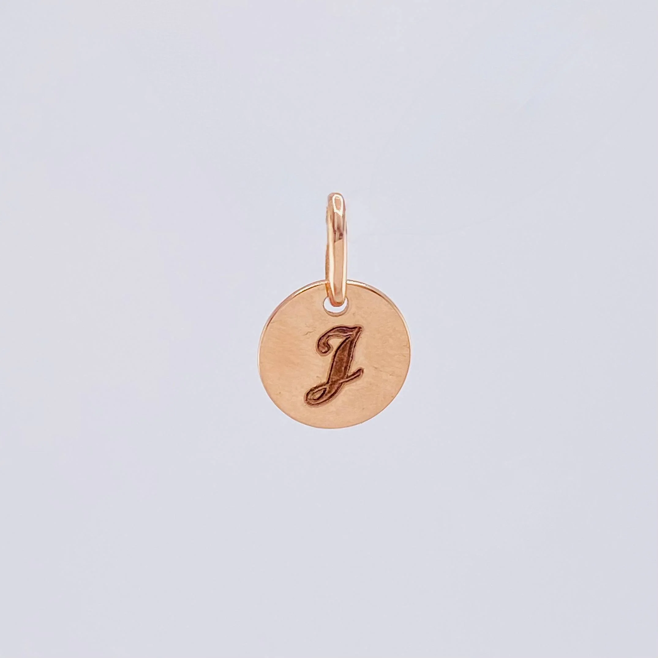 Dije Placa Letra J 0.9gr / 1.5cm / Oro Rosa 18K © - Image 2