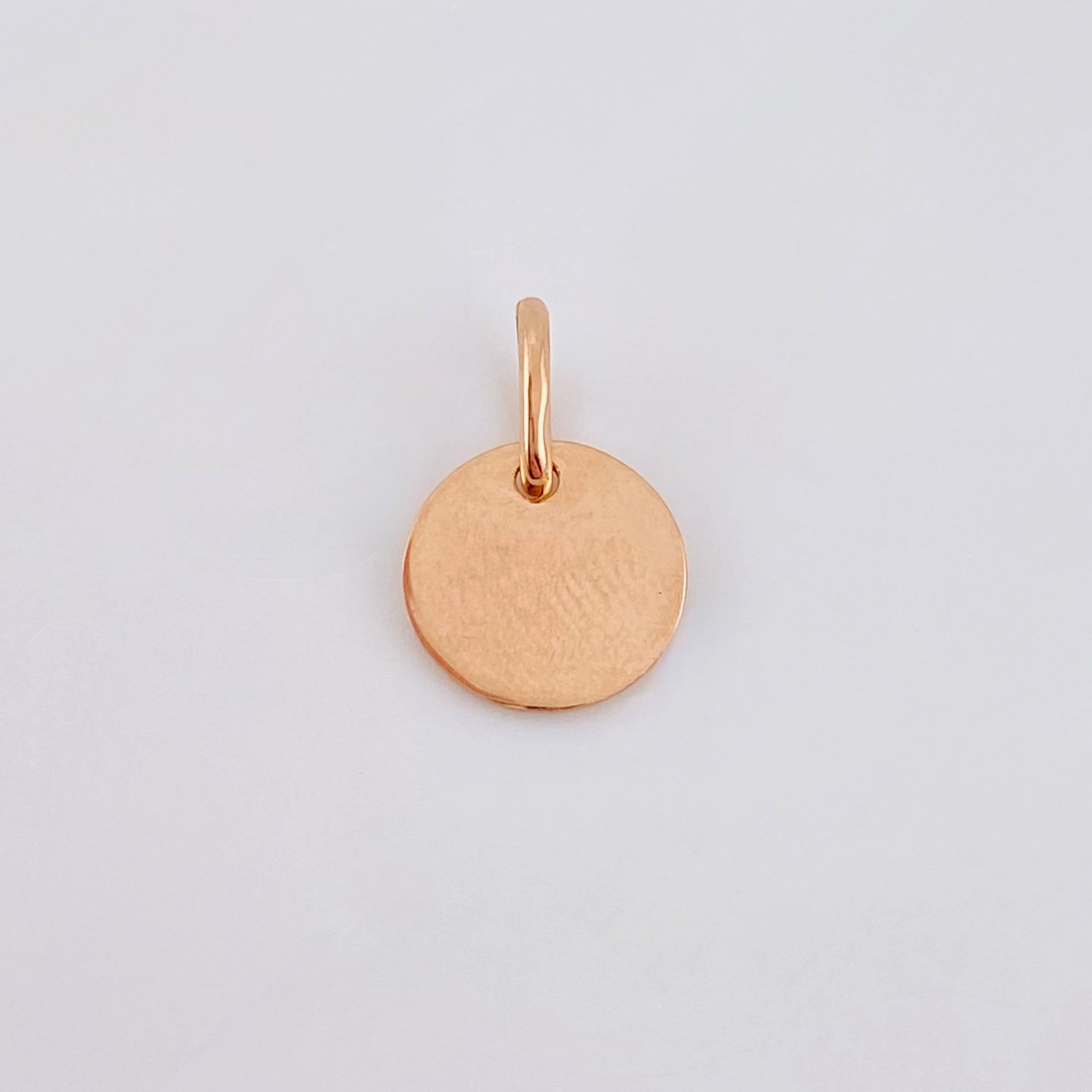 Dije Placa Letra M 0.9gr / 1.5cm / Oro Rosa 18K - Image 4