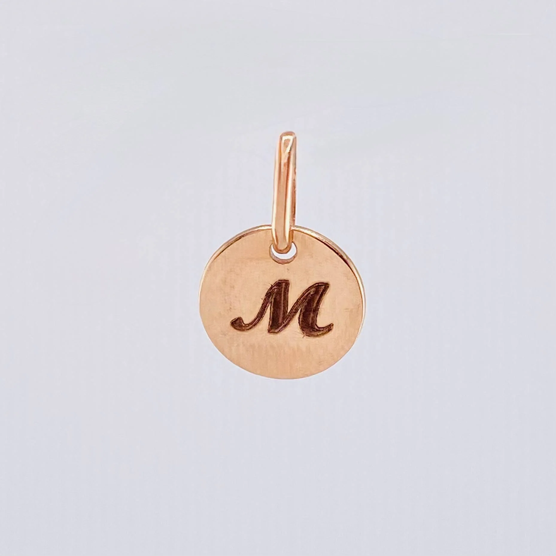 Dije Placa Letra M 0.9gr / 1.5cm / Oro Rosa 18K - Image 2