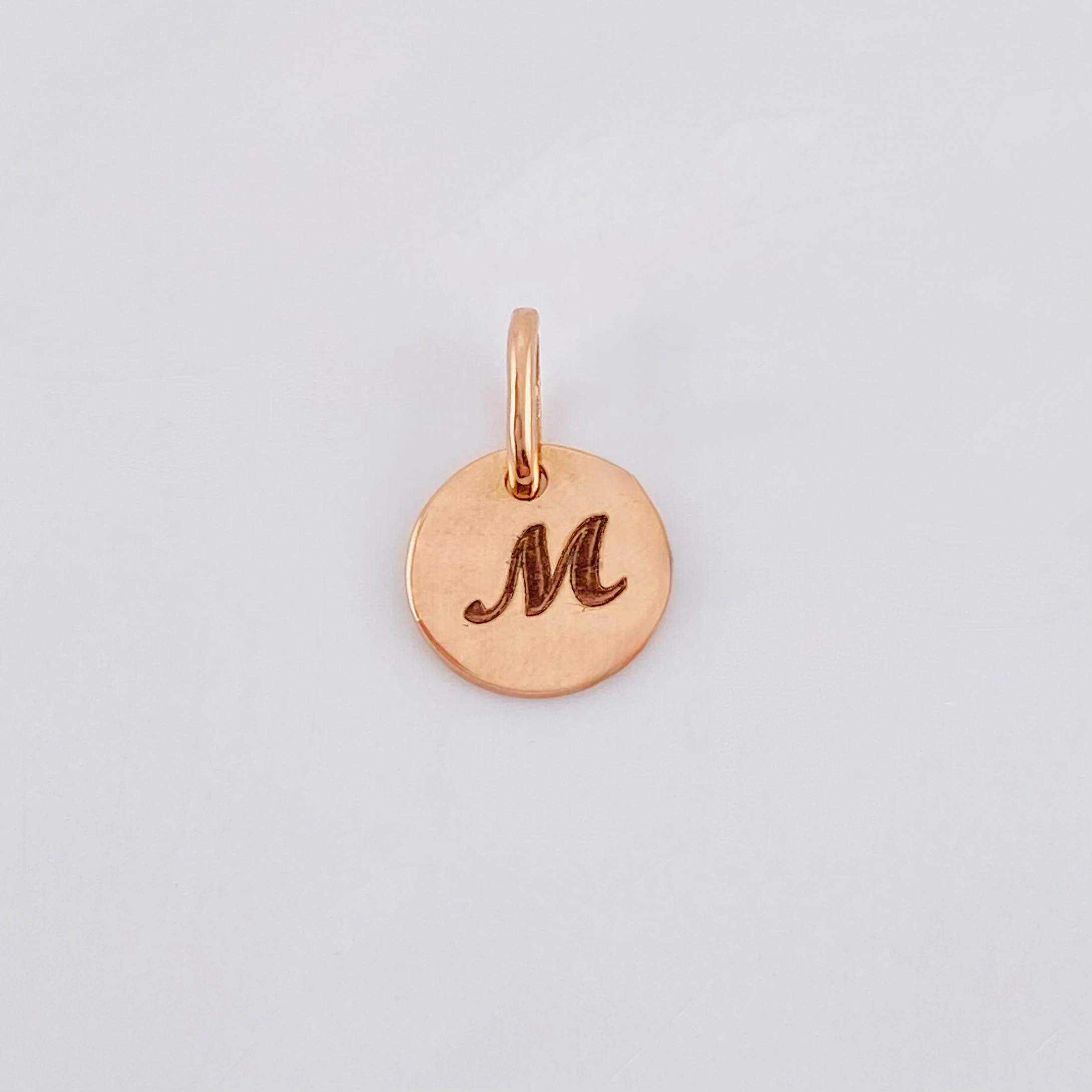 Dije Placa Letra M 0.9gr / 1.5cm / Oro Rosa 18K