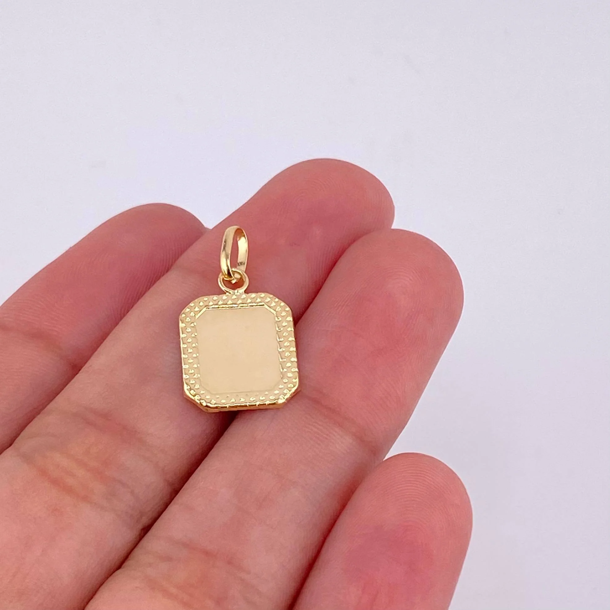 Dije Placa Marco Bordeado 0.6 g / 2 cm Oro Amarillo 18K - Image 4