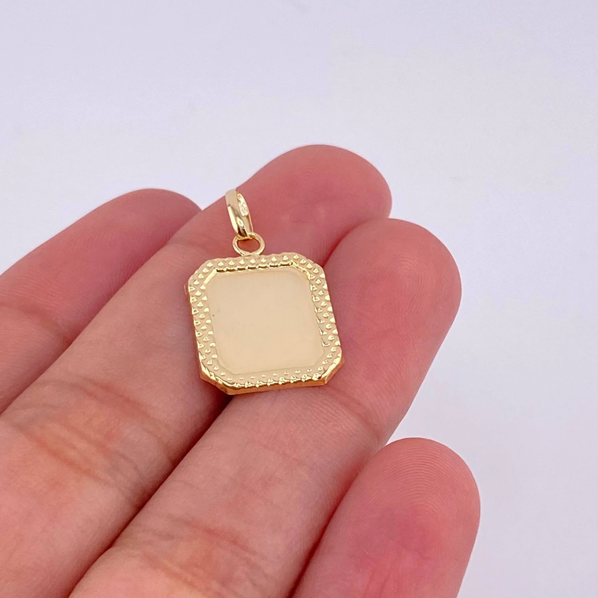 Dije Placa Marco Bordeado 0.75 g / 2.3 cm Oro Amarillo 18K - Image 4