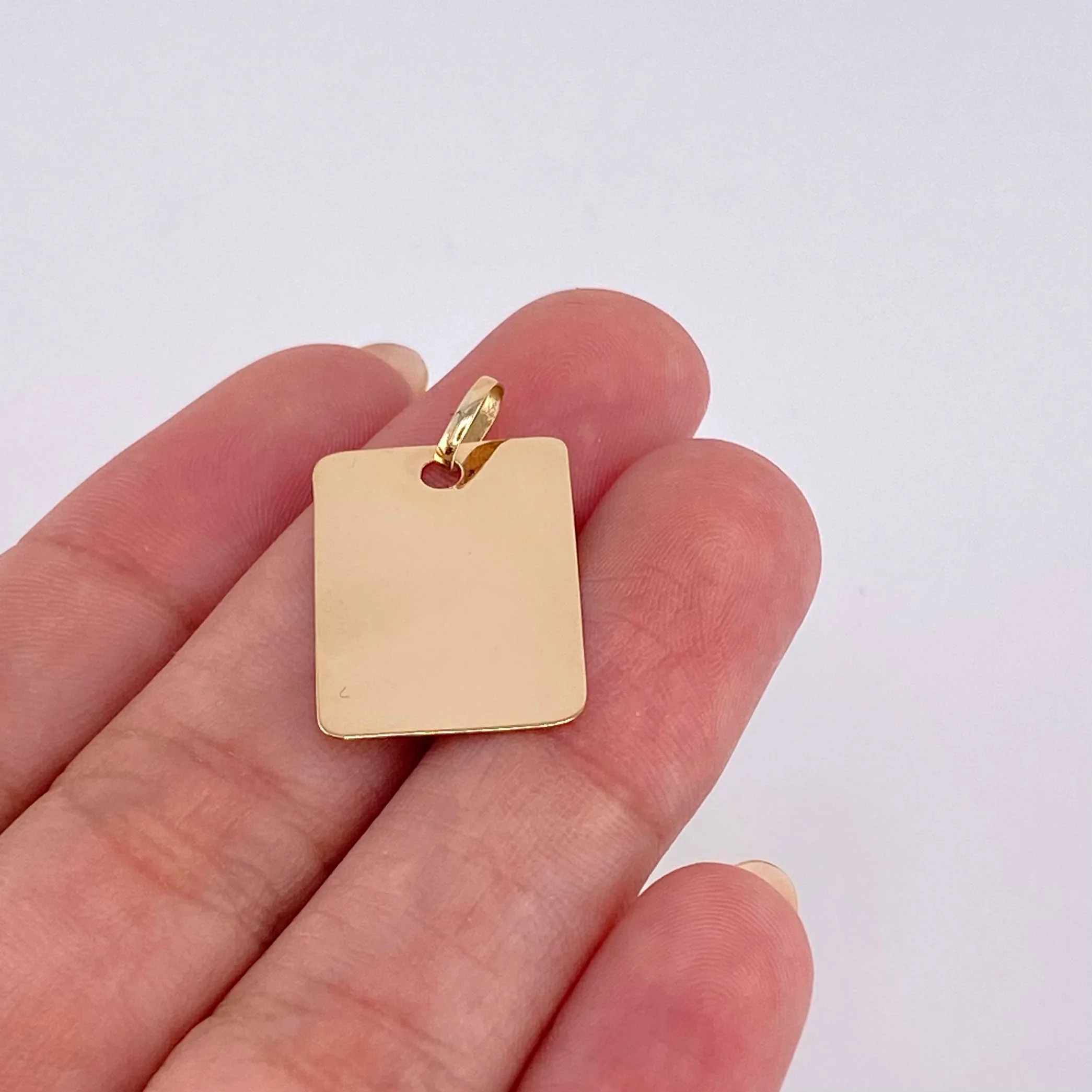 Dije Placa Rectangular 1.35 g / 2.5 cm Oro Amarillo 18K - Image 4