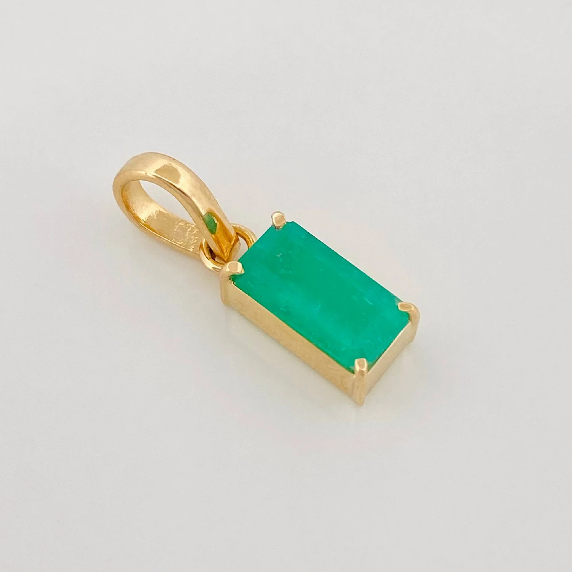 Dije Rectangular Esmeraldas 0.93Pts 0.9 g / 2 cm Oro Amarillo 18K - Image 2