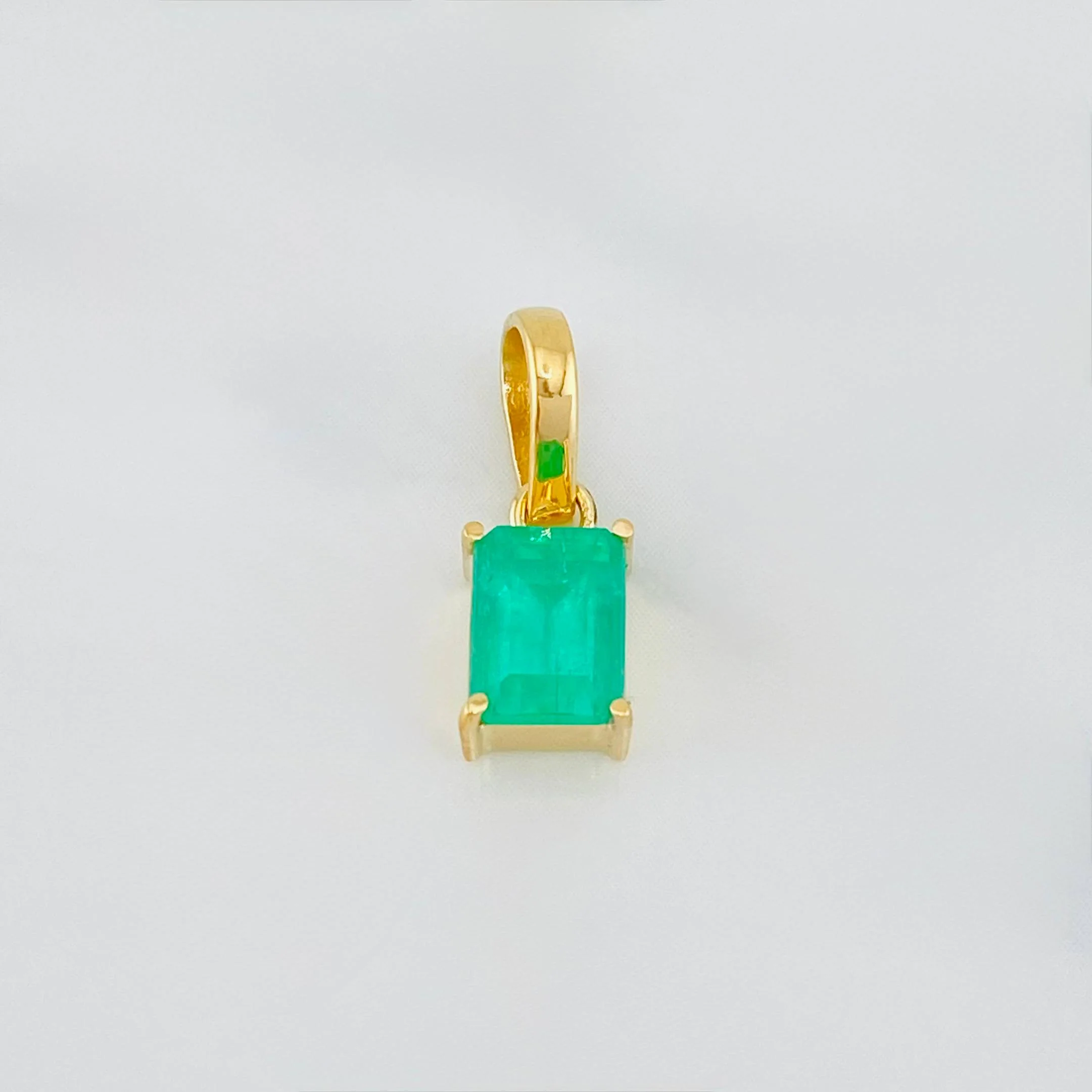 Dije Rectangulo Esmeralda 0.95 g / 1.5 cm Oro Amarillo 18K